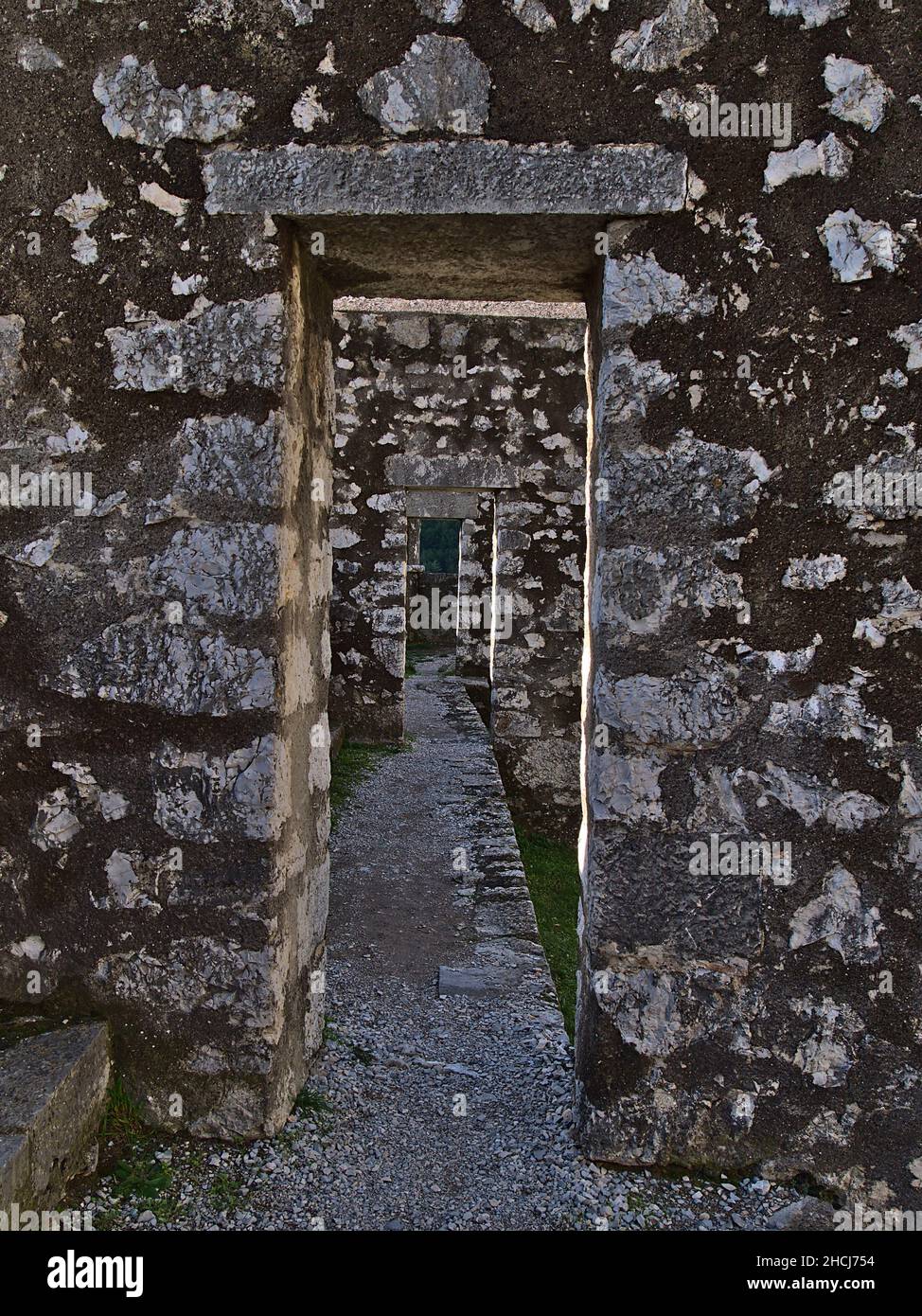 Prospettiva decrescente di diverse porte in pietra in una fila, parte di un muro di fortificazione in un castello nella regione della Provenza, Francia in giorno di sole. Foto Stock