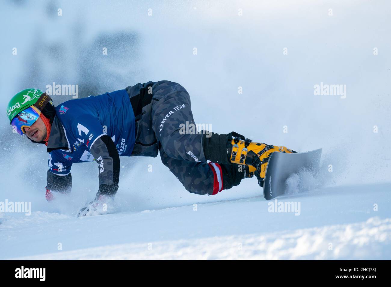 JURITZ Aron (AUT) in gara nella FIS Snowboard World Cup 2022 Slalom gigante  parallelo uomo sul corso Pra di Tori (Carezza Foto stock - Alamy