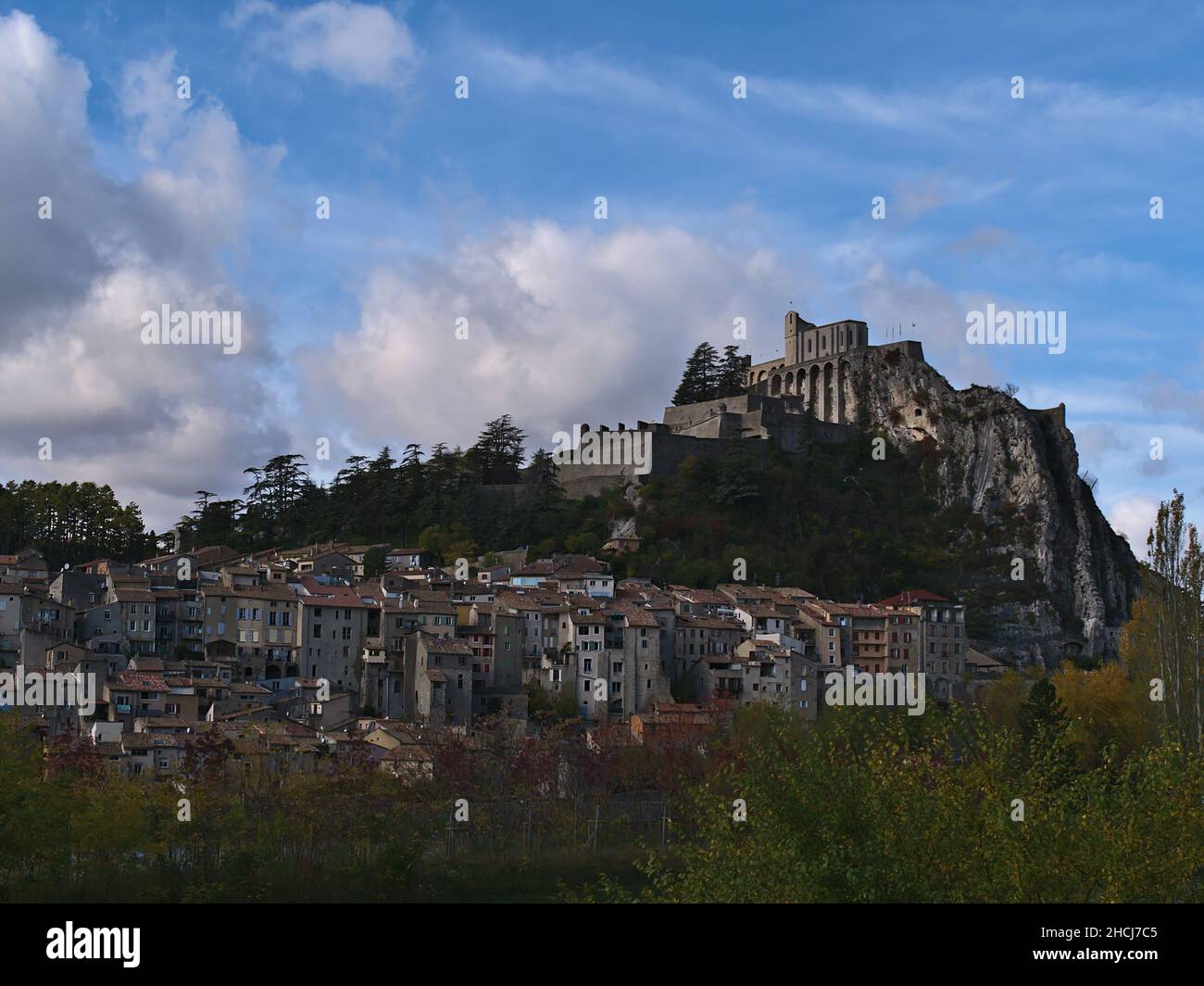 Bella vista della popolare città Sisteron in Provenza regione, Francia con famoso castello su una roccia sopra il centro storico con edifici antichi. Foto Stock