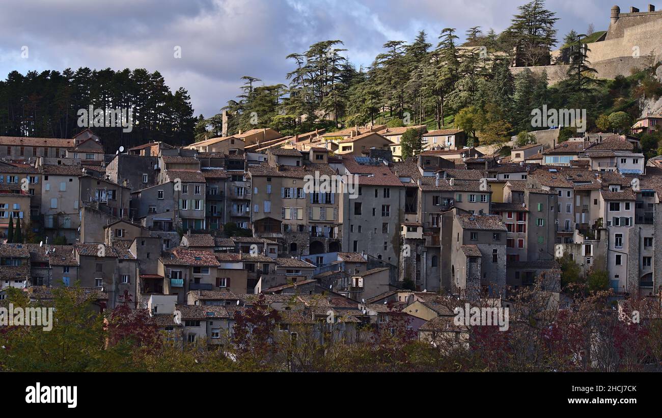 Bella vista del centro storico della città Sisteron nella regione della Provenza, Francia con caratteristici edifici antichi in giornata nuvolosa nella stagione autunnale. Foto Stock