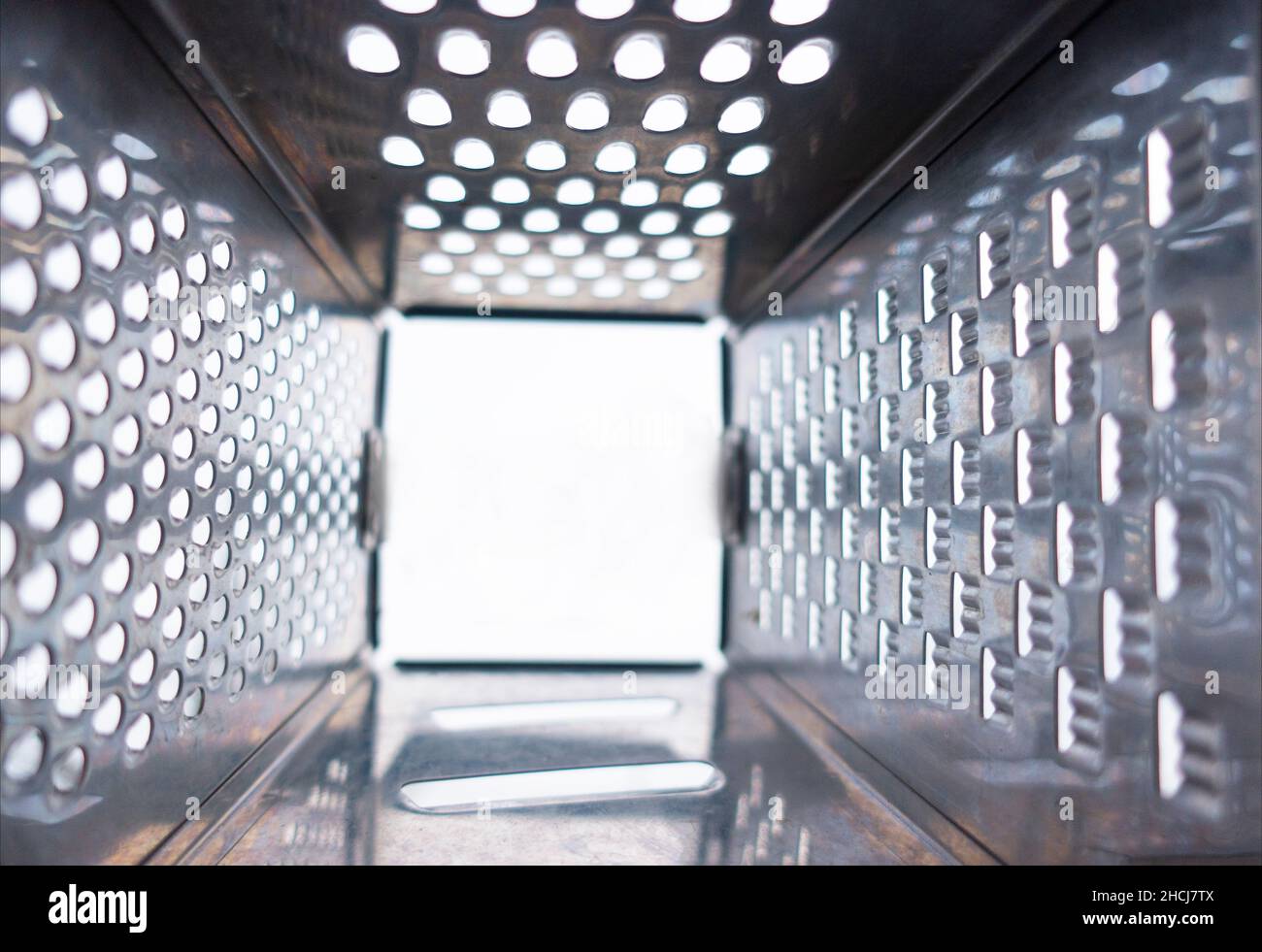 guardando i fori all'interno di una scatola grattugia ancora vita Foto Stock