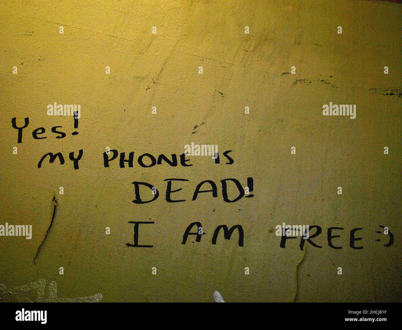 Graffiti su una parete di Peckham che dice....Sì! Il mio telefono è morto...sono LIBERO :) Foto Stock