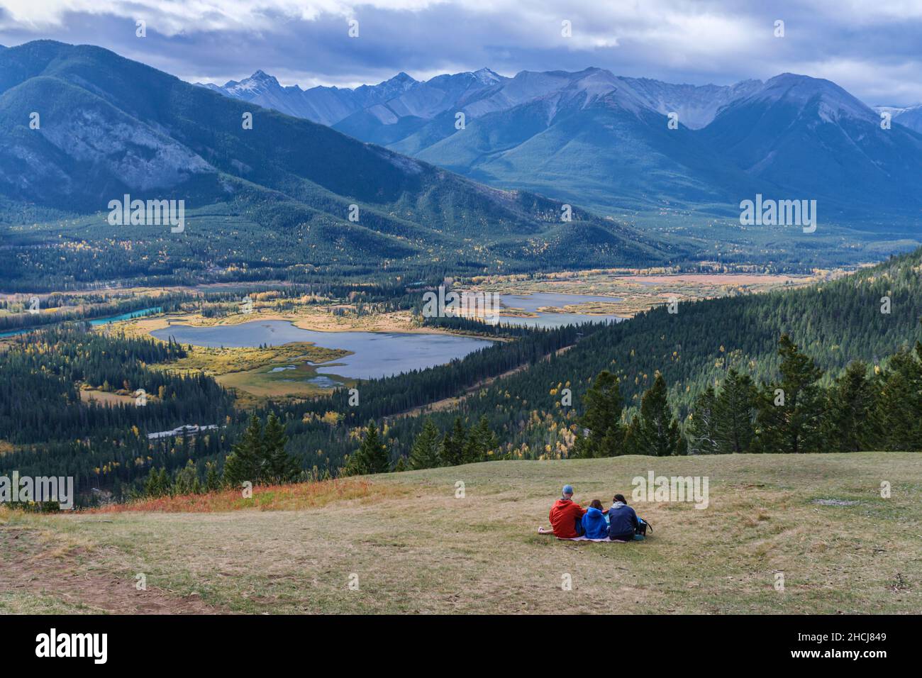 Banff, Canada - 30 Settembre 2021: Vermilion Lakes, Bow River Valley e Canadian Rockies Mountains vicino a Banff Foto Stock