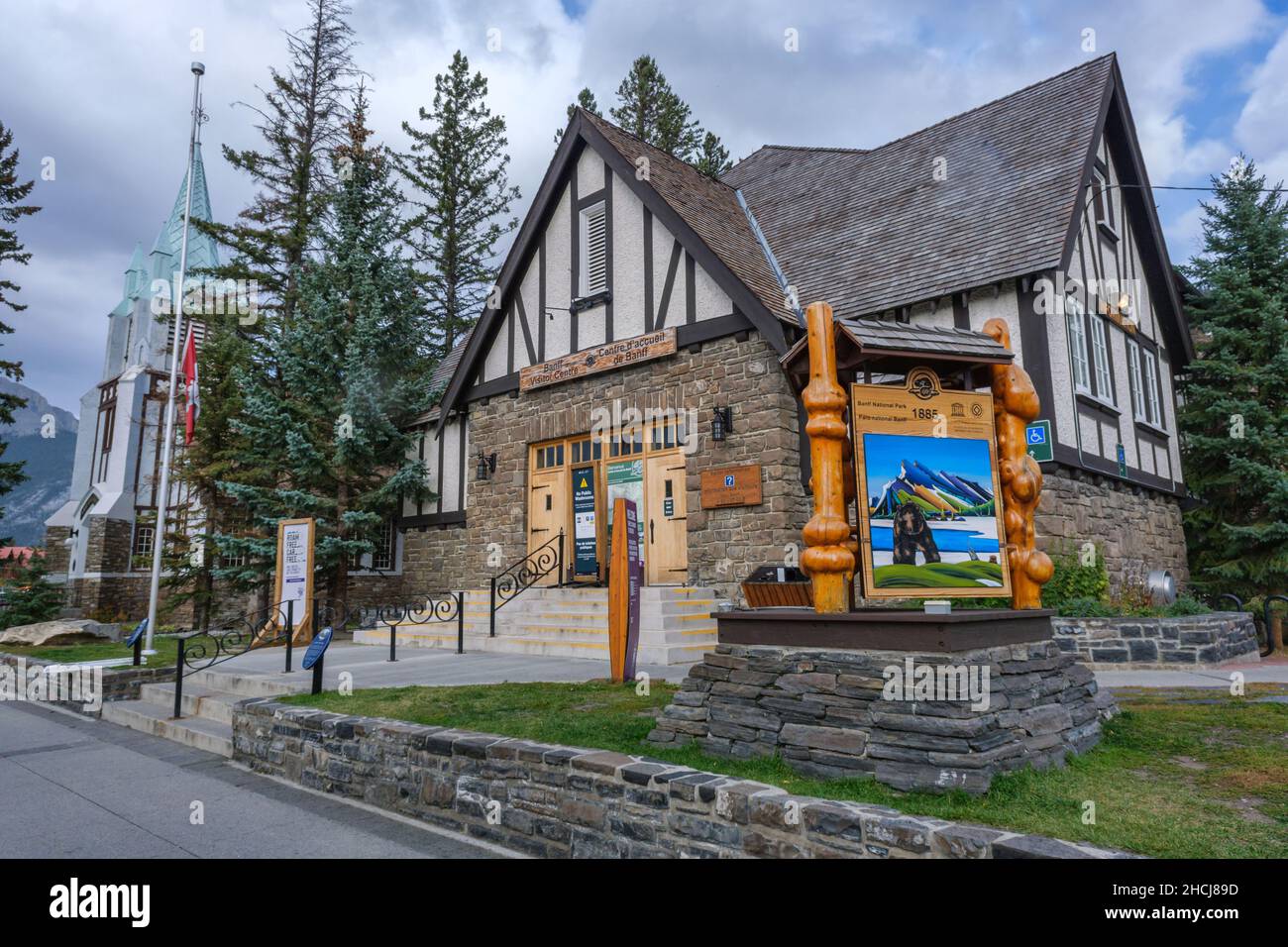 Banff, Canada - 30 Settembre 2021: Banff Visitor Center su Banff Avenue Foto Stock