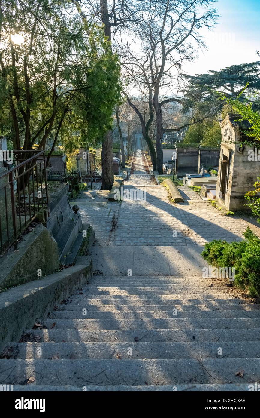 Parigi, il cimitero di Pere-Lachaise, vicolo lastricato con tombe in inverno Foto Stock