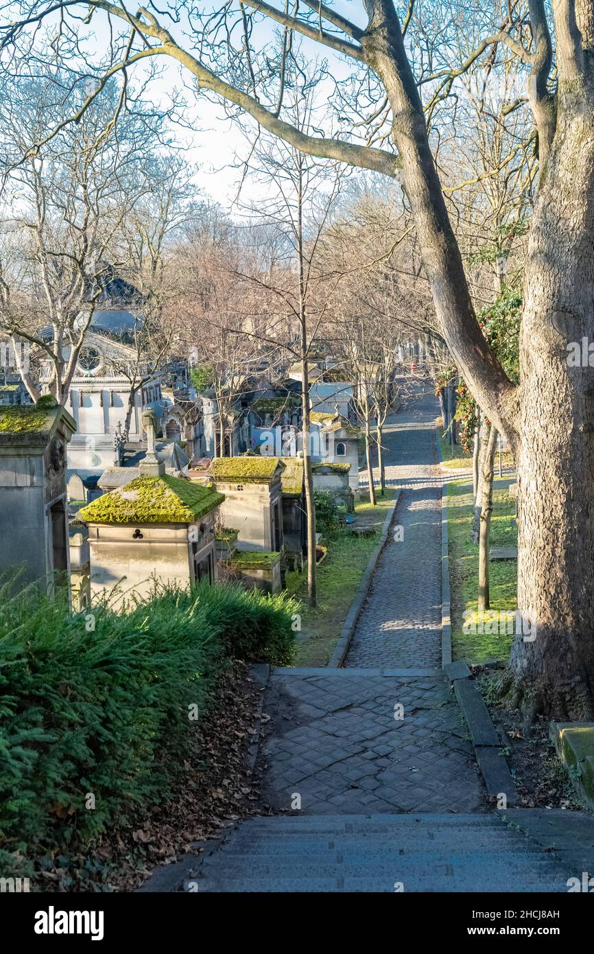 Parigi, il cimitero di Pere-Lachaise, vicolo lastricato con tombe in inverno Foto Stock