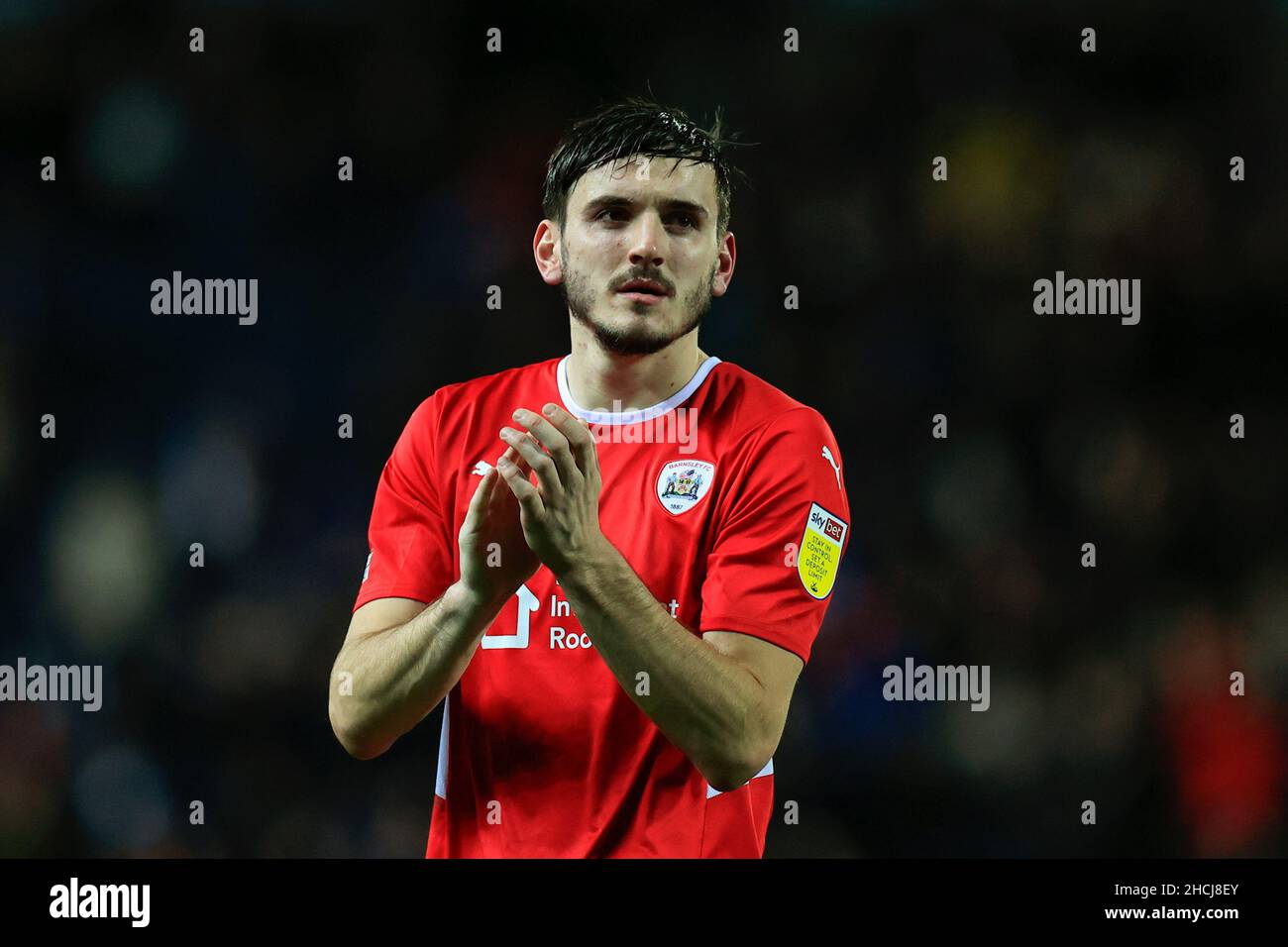 Liam Kitching #5 di Barnsley applaude i fan alla fine del gioco Foto Stock