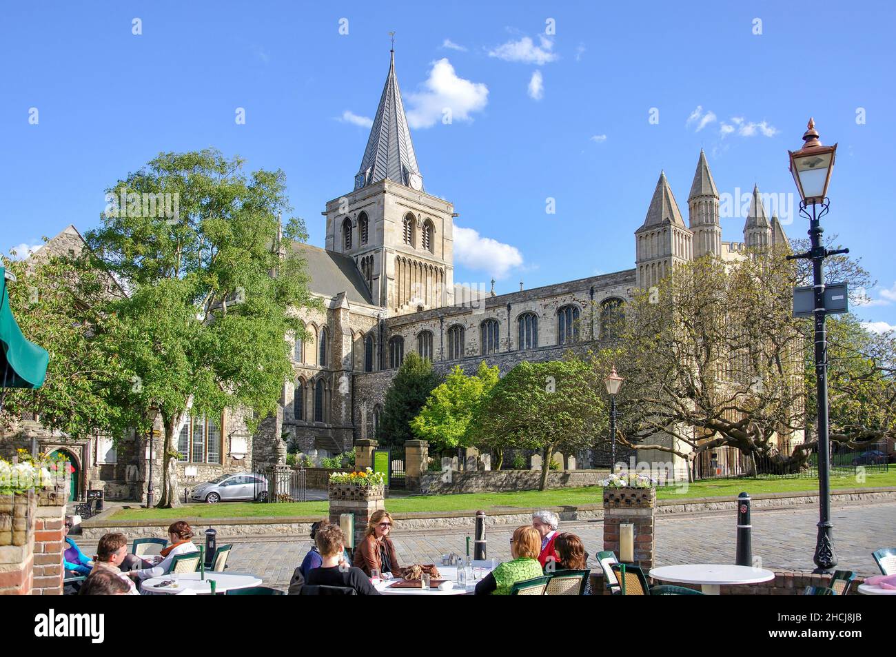 Rochester Cathedral visto da Giardini di Castello, Rochester, Kent, England, Regno Unito Foto Stock