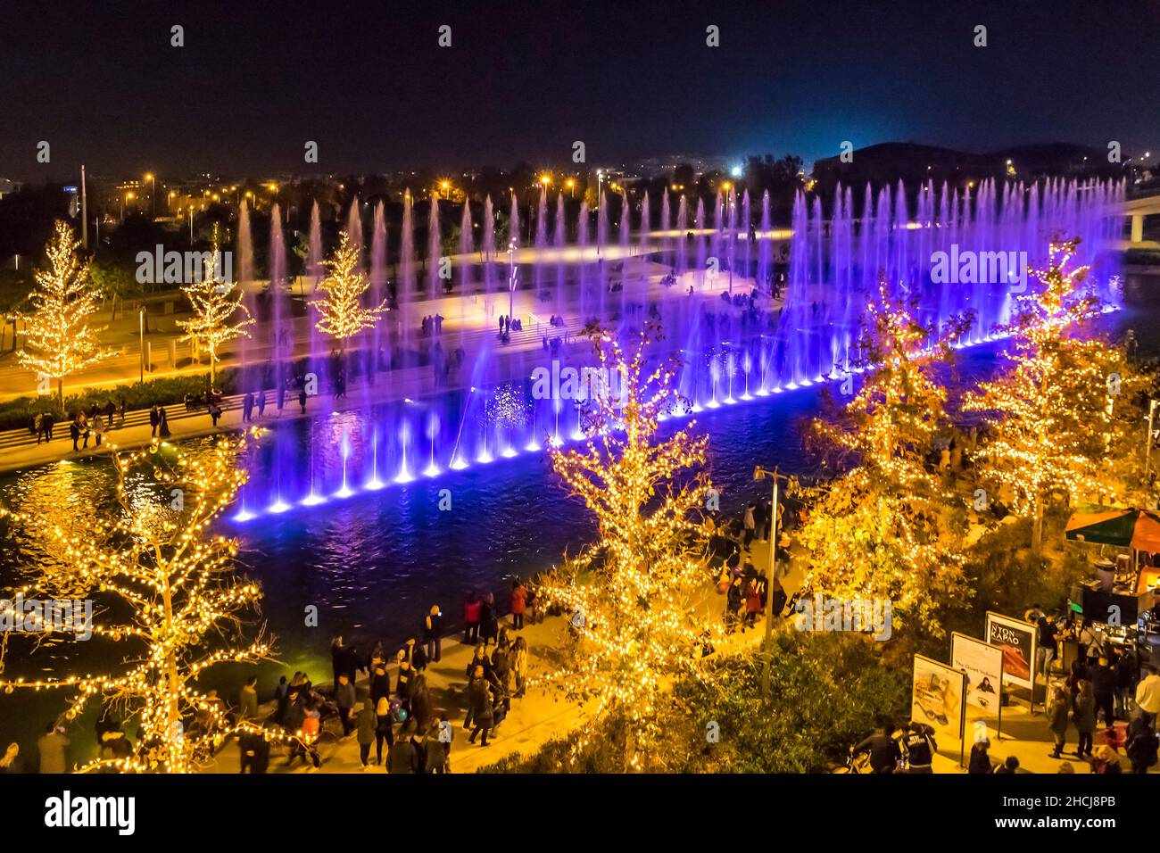 Atene, Grecia - Dicembre 2019: Evento delle fontane danzanti presso il Centro Culturale della Fondazione Stavros Niarchos (SNFCC) ad Atene. Vista aerea notturna. CHRI Foto Stock