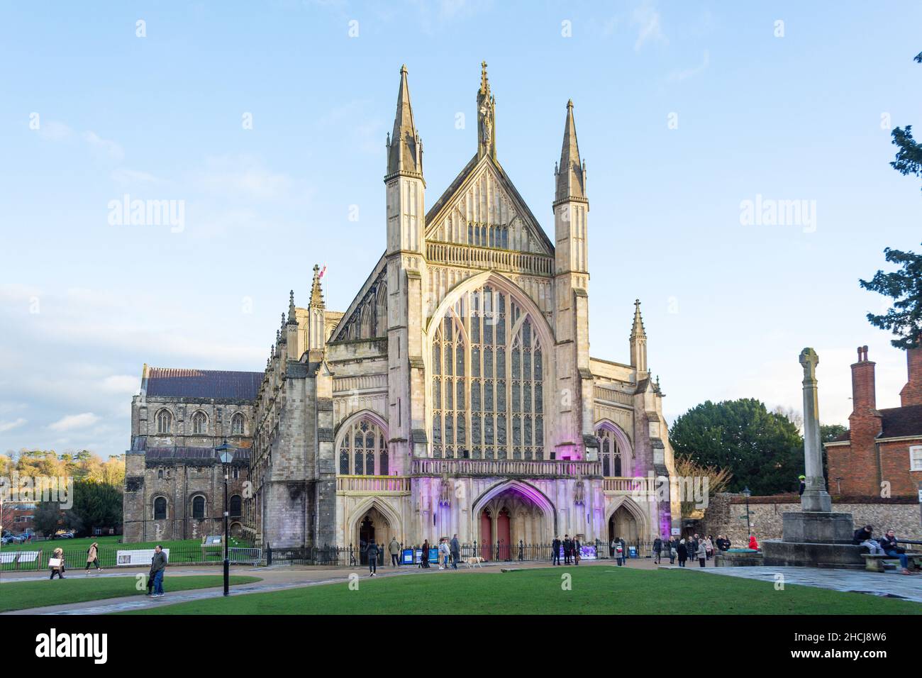 Winchester Cathedral West Facade in Winter, Cathedral Close, Winchester, Hampshire, Inghilterra, Regno Unito Foto Stock