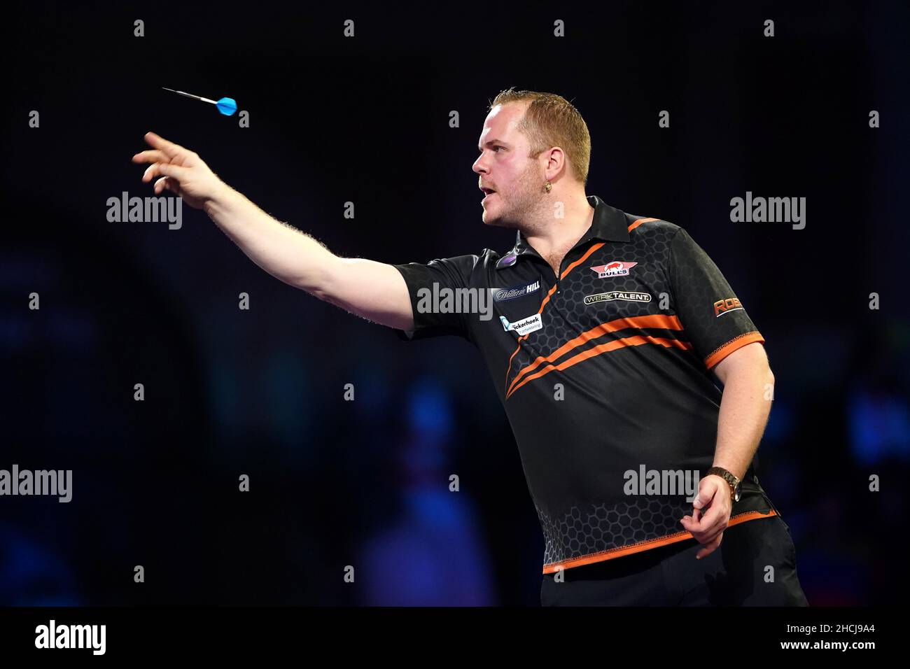 Dirk van Duijvenbode durante la sua partita contro Gerwyn Price il giorno dodici del William Hill World Darts Championship ad Alexandra Palace, Londra. Data foto: Mercoledì 29 dicembre 2021. Foto Stock