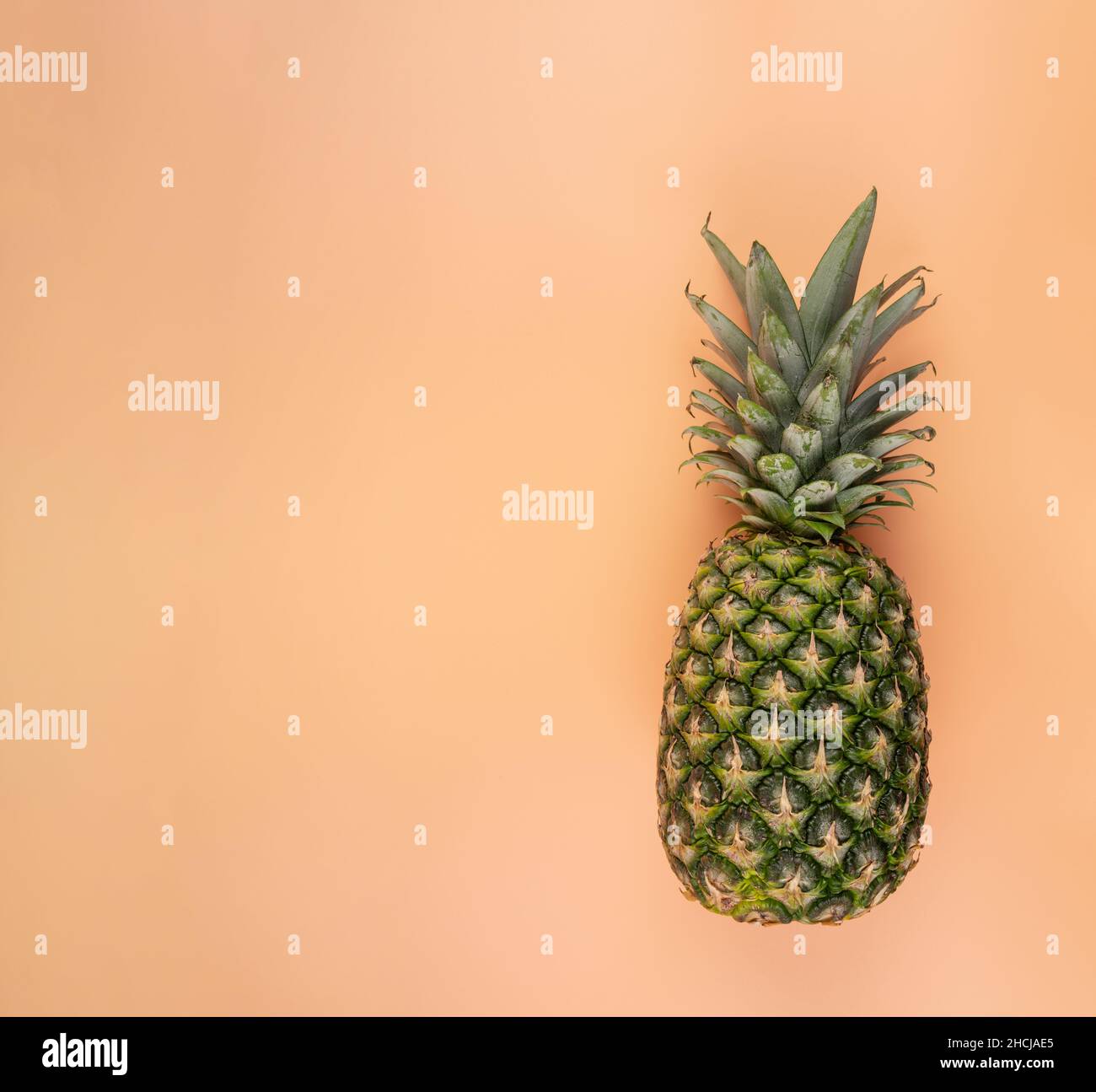 Copia creativa spazio mockup con ananas di frutta tropicale. Per scrivere testo nel concetto di cibo su sfondo giallo. Foto Stock