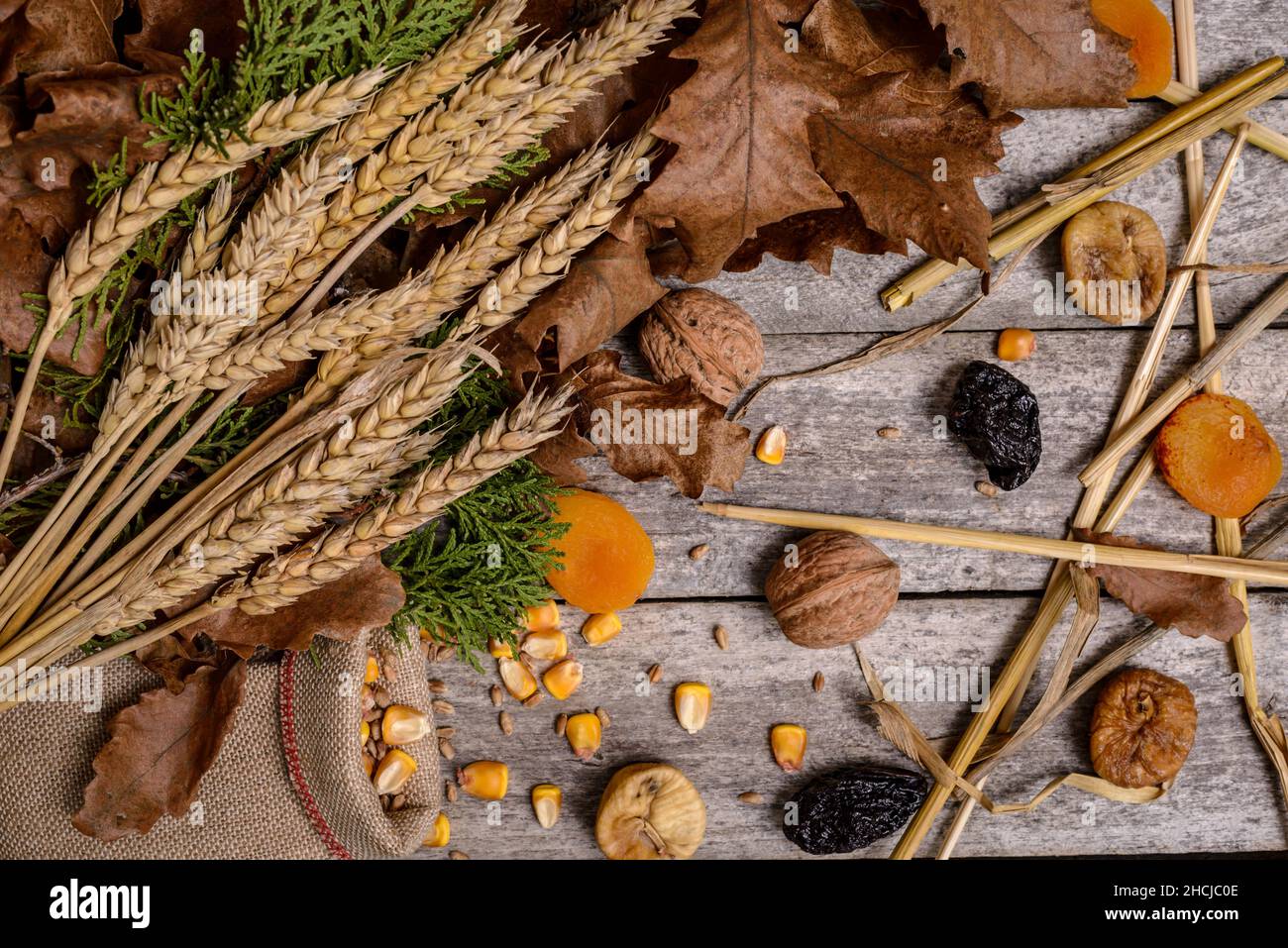 Concetto celebrazione ortodossa Natale su rustico tavolo di legno. Cibo di digiuno e decorazione della vigilia di Natale in Serbia. Foto Stock