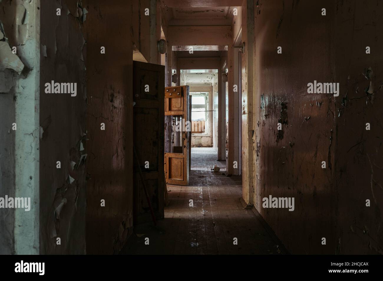 Corridoio oscuro e creepy del vecchio ospedale mentale abbandonato Foto Stock