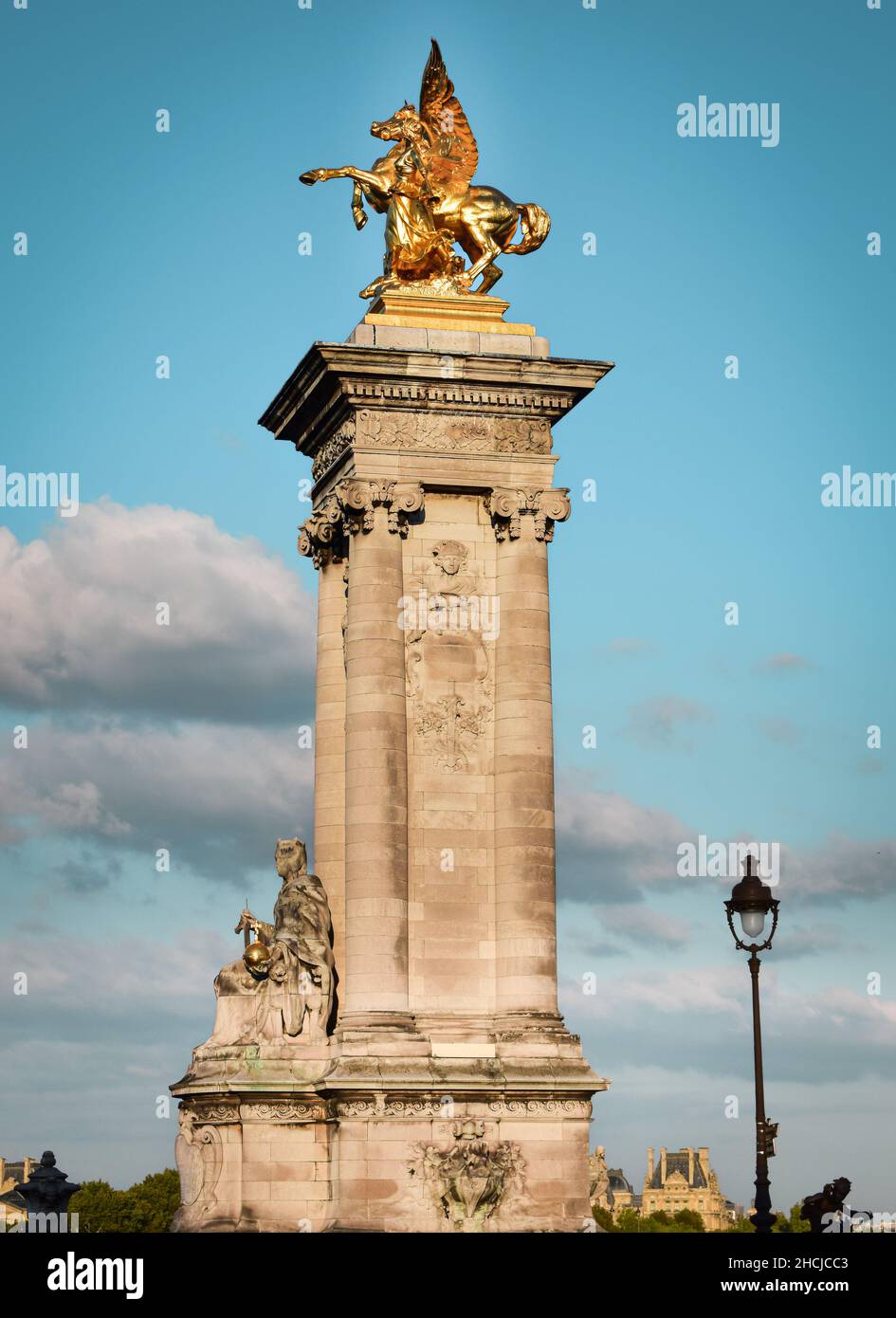 Majestuosa columna en un extremo del puente de Alejandro III en Paris con scultura de un pegaso en bronce dorado.JPG Foto Stock