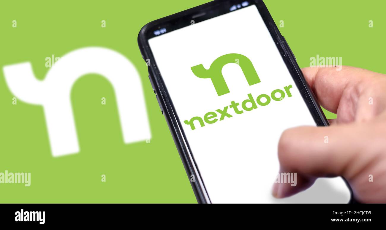 San Francisco, CA, USA, maggio 2021: Schermata iniziale dell'applicazione Nextdoor su uno schermo per smartphone portatile. Logo nextdoor sfocato sullo sfondo. NEX Foto Stock