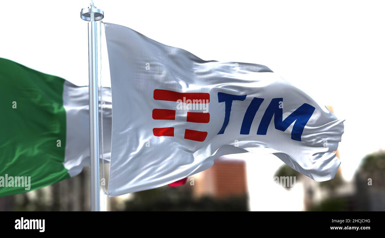 Roma, Italia, novembre 2021: Bandiera bianca con il logo TIM che ondola nel vento. TIM (Telecom Italia Mobile) è il più grande operatore italiano di telecomunicazioni Foto Stock