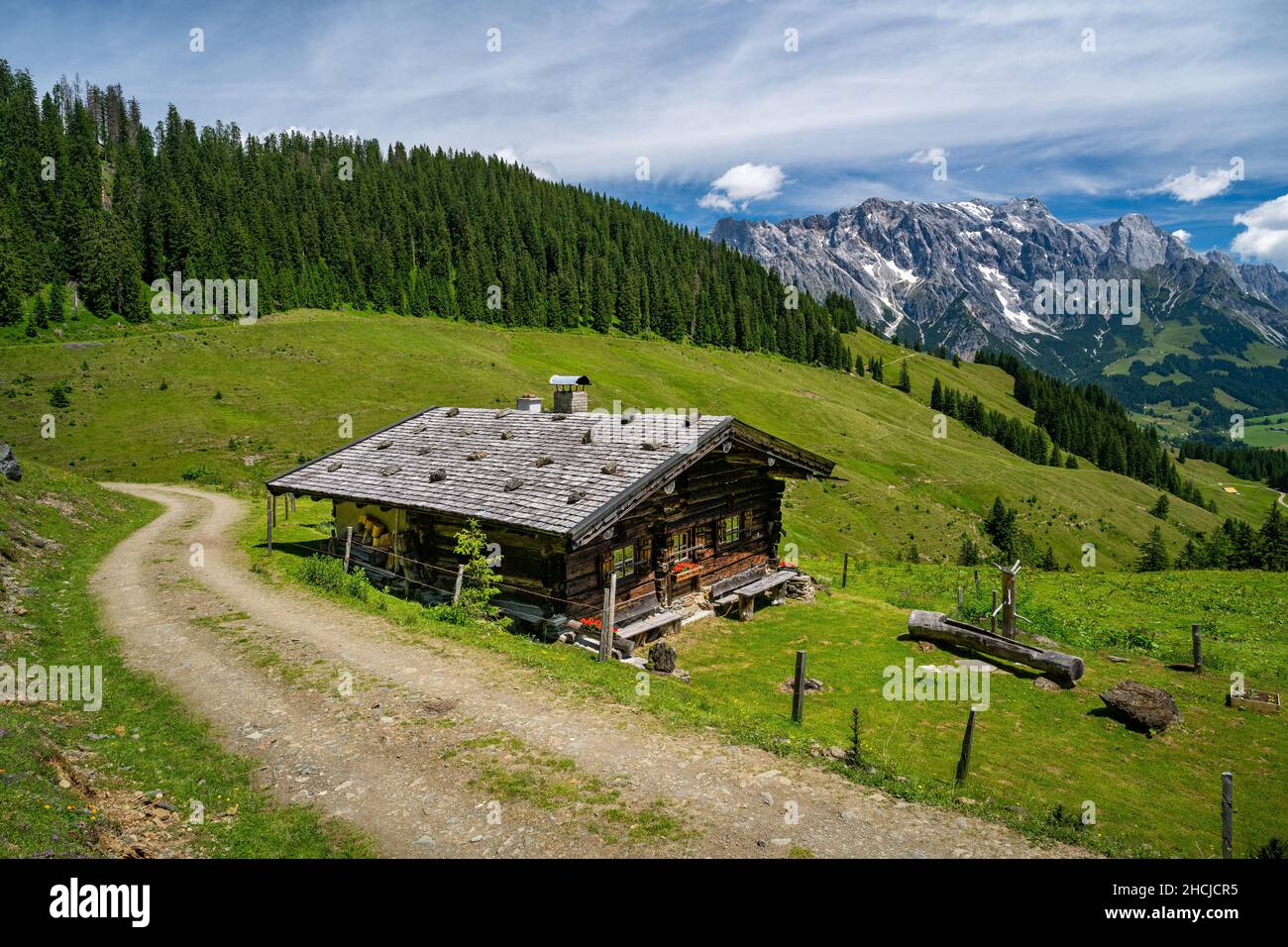 Tradizionale rifugio alpino di fronte alla catena montuosa di Hochkoenig, Maria Alm, Dienten, Salisburgo, Austria Foto Stock