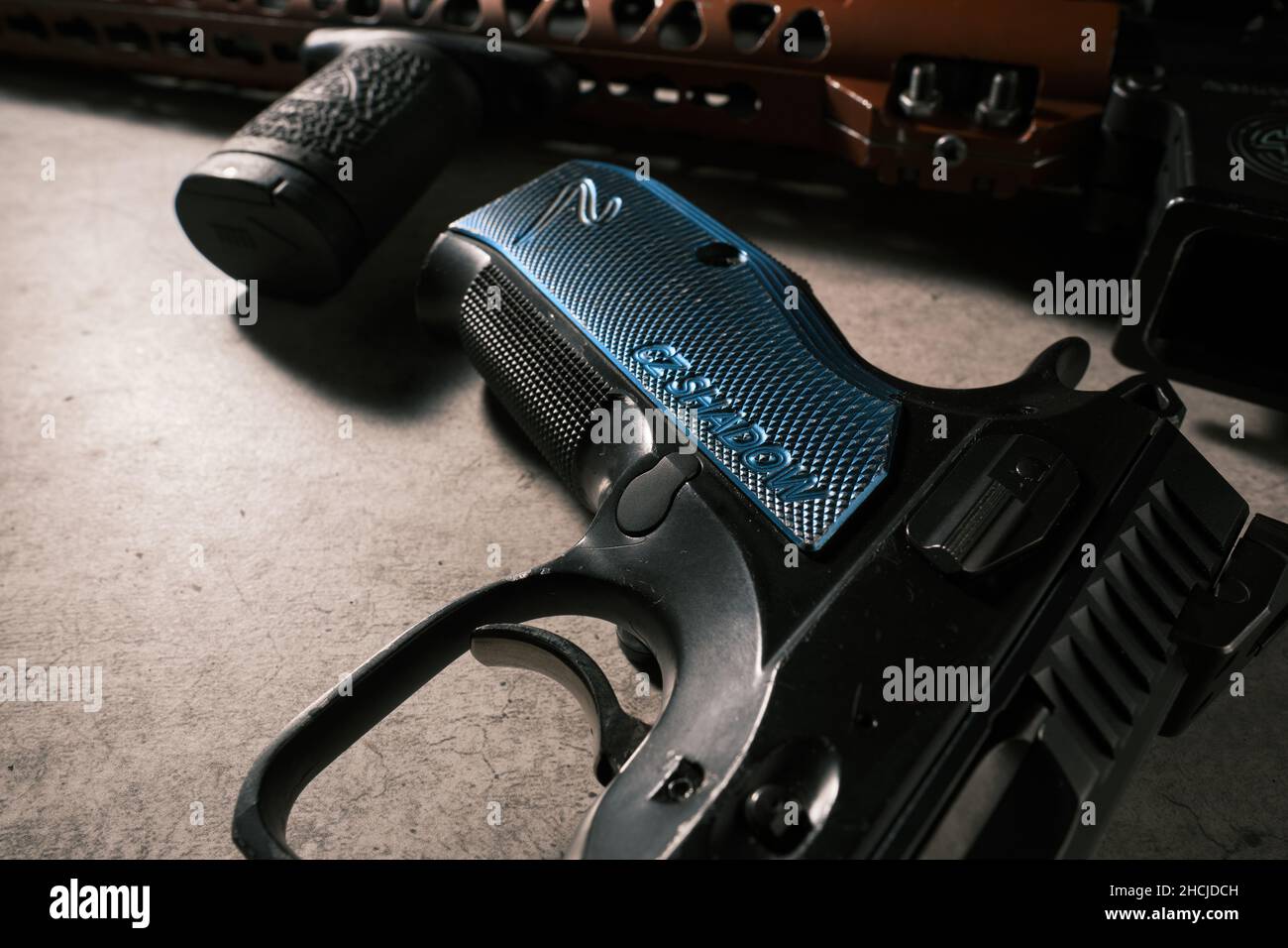 Primo piano di due armi da fuoco sul tavolo di legno Foto Stock