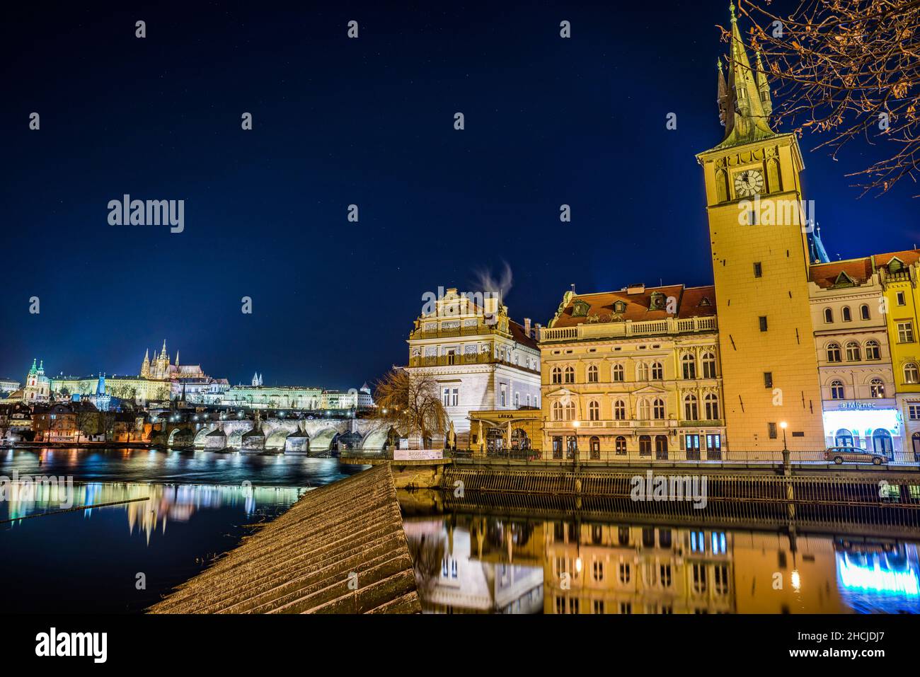 Praga, repubblica Ceca - 29 dicembre 2021. Foto notturna invernale del Castello di Praga con Novotneho lavka Foto Stock