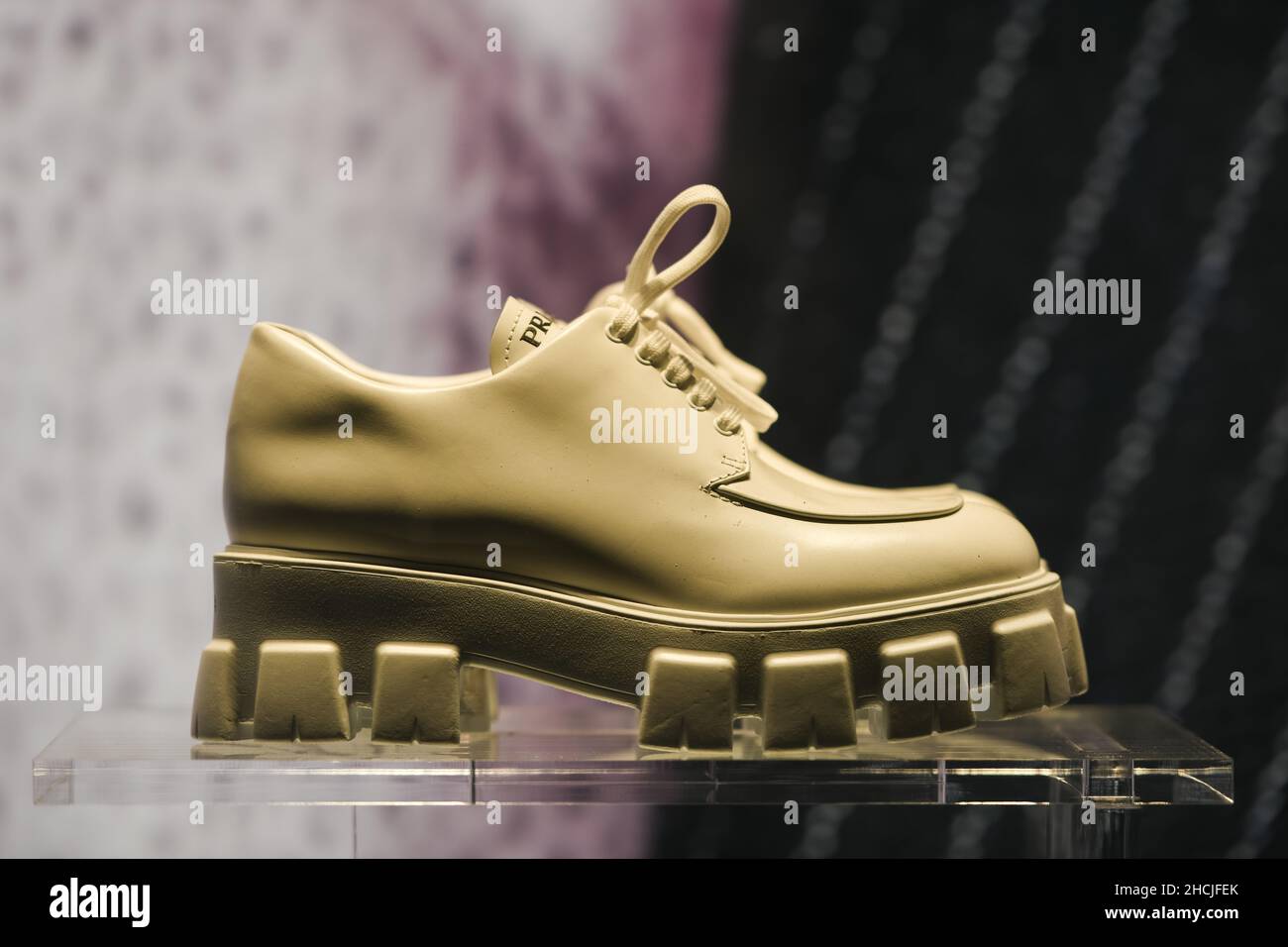 Milano, Italia - 24 settembre 2021: Scarpe di lusso e alla moda Prada dalla nuova  collezione 2022, primo piano show case negozio Foto stock - Alamy