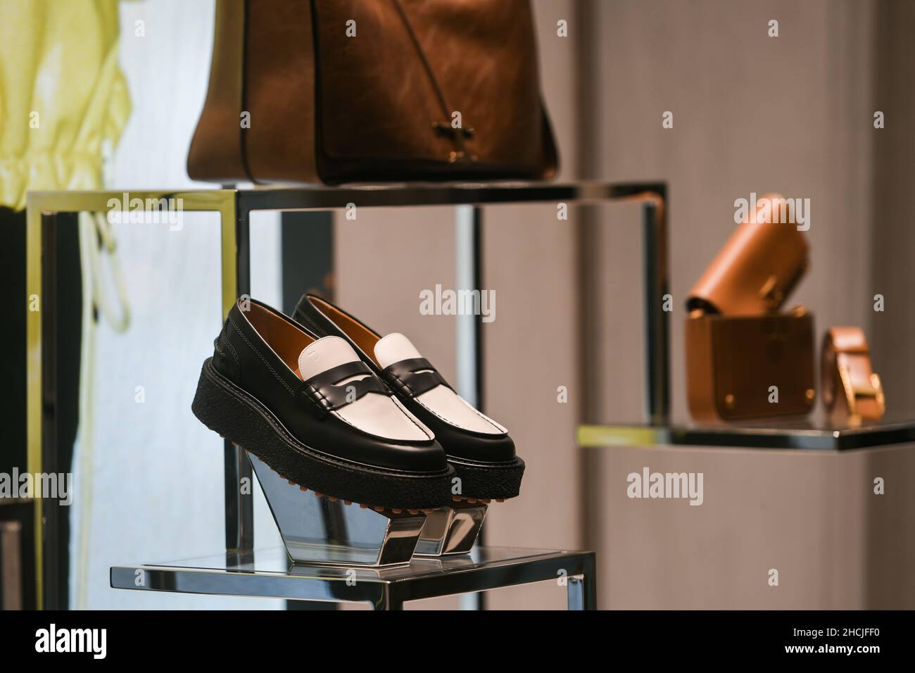 Milano, Italia - 24 settembre 2021: Scarpe e borse di lusso e alla moda di  Tod dalla nuova collezione 2022, primo piano show case Foto stock - Alamy