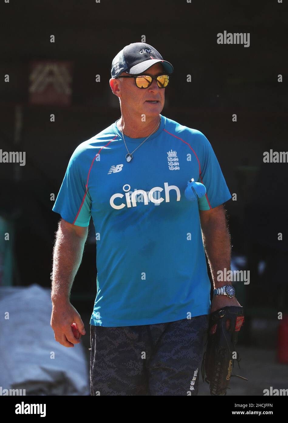 L'assistente dell'Inghilterra Graham Thorpe durante una sessione di reti al Melbourne Cricket Ground, Melbourne. Data immagine: Giovedì 30 dicembre 2021. Foto Stock