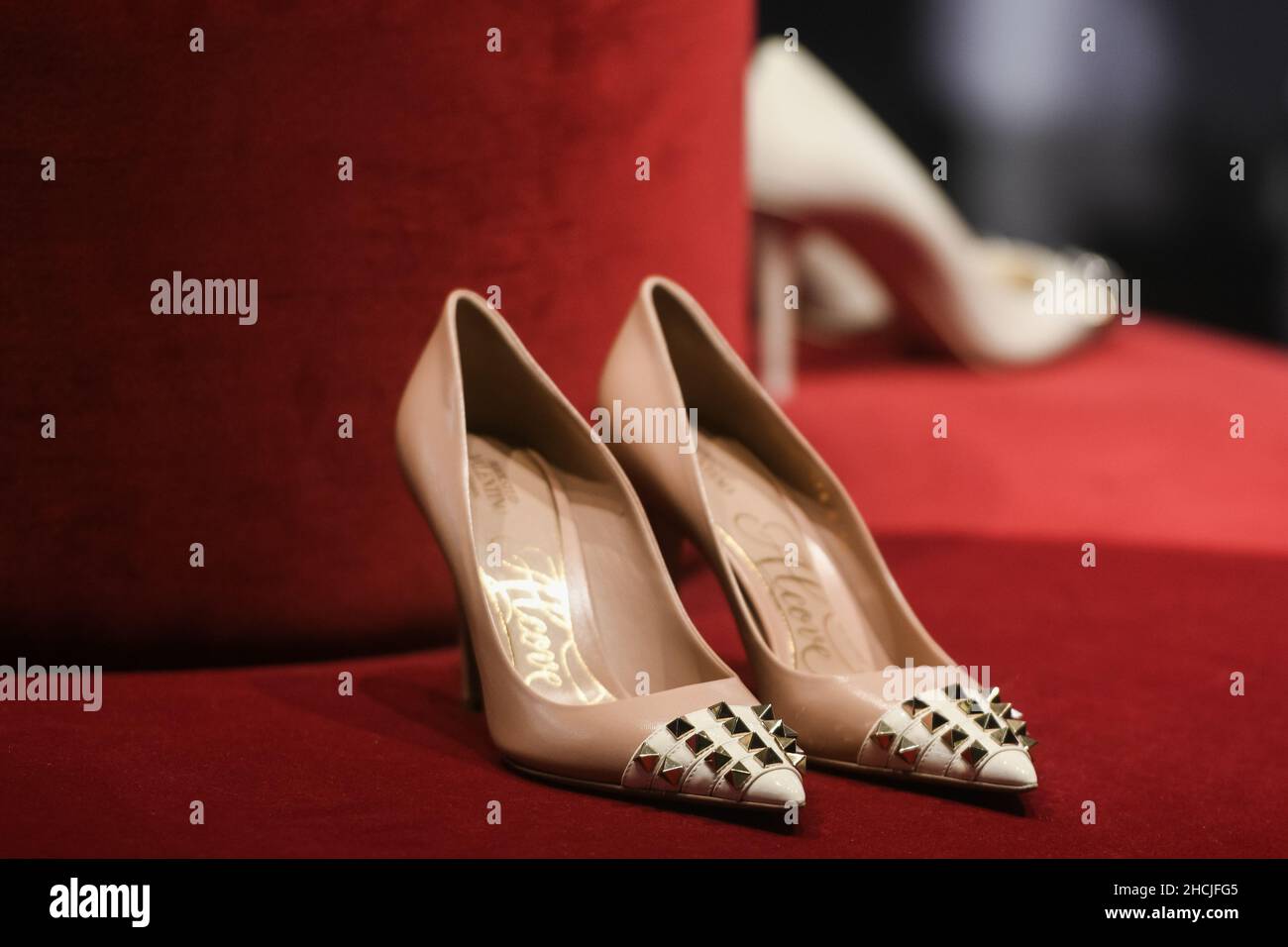 Milano, Italia - 24 settembre 2021: Valentino scarpe di lusso e alla moda  dalla nuova collezione 2022, primo piano show case negozio Foto stock -  Alamy
