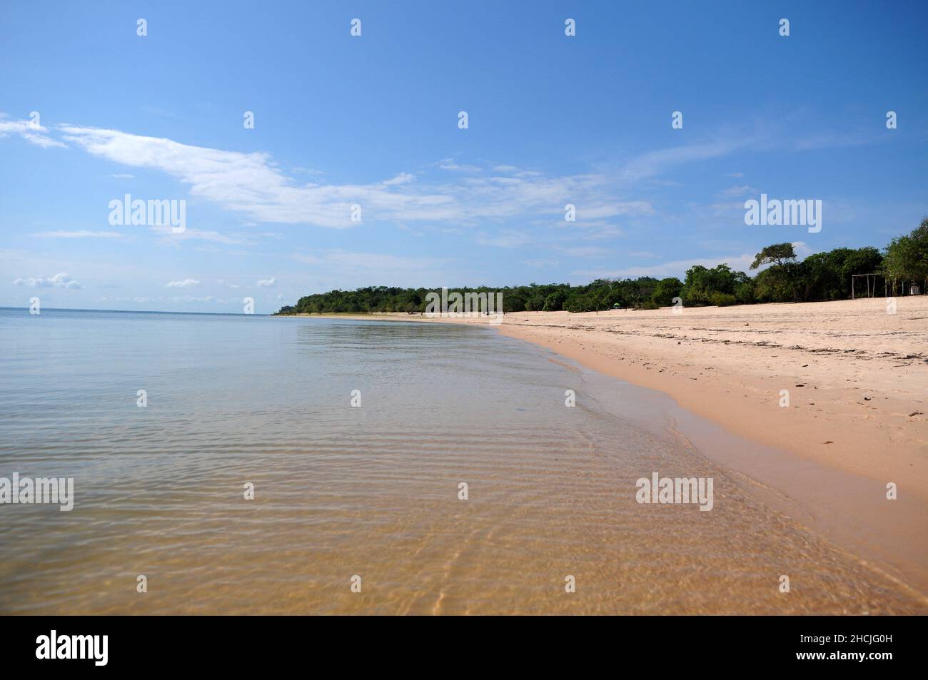 Vista della spiaggia di acqua dolce del fiume Tapajos in Alter do Chão, nello stato di Pará, Brasile settentrionale. Foto Stock