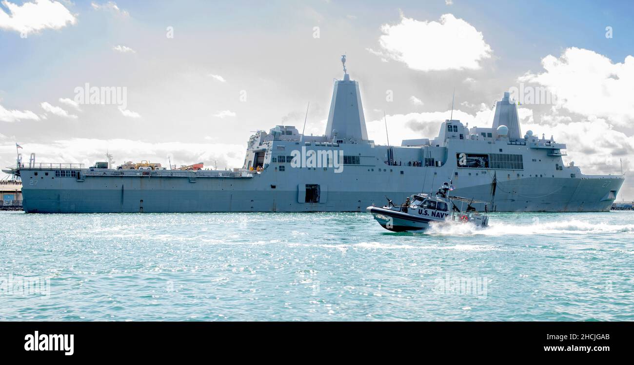 GOLFO DI TADJOURA (DIC. 26, 2021) – U.S. Navy Maritime Expeditionary Security Squadron Ten (MSRON-10), Bravo Company, schierata a sostegno di Camp Lemonnier, Gibuti, fornisce sicurezza alla nave portuale di trasporto anfibio classe San Antonio USS Portland (LPD-27) durante una visita di supporto e logistica al porto di Gibuti. Camp Lemonnier, Gibuti funge da base di spedizione per le forze militari statunitensi fornendo supporto a navi, aeromobili e personale che assicurano la sicurezza in tutta Europa, Africa e Sud-Ovest asiatico. La base consente operazioni marittime e di combattimento nel Corno d'Africa w Foto Stock