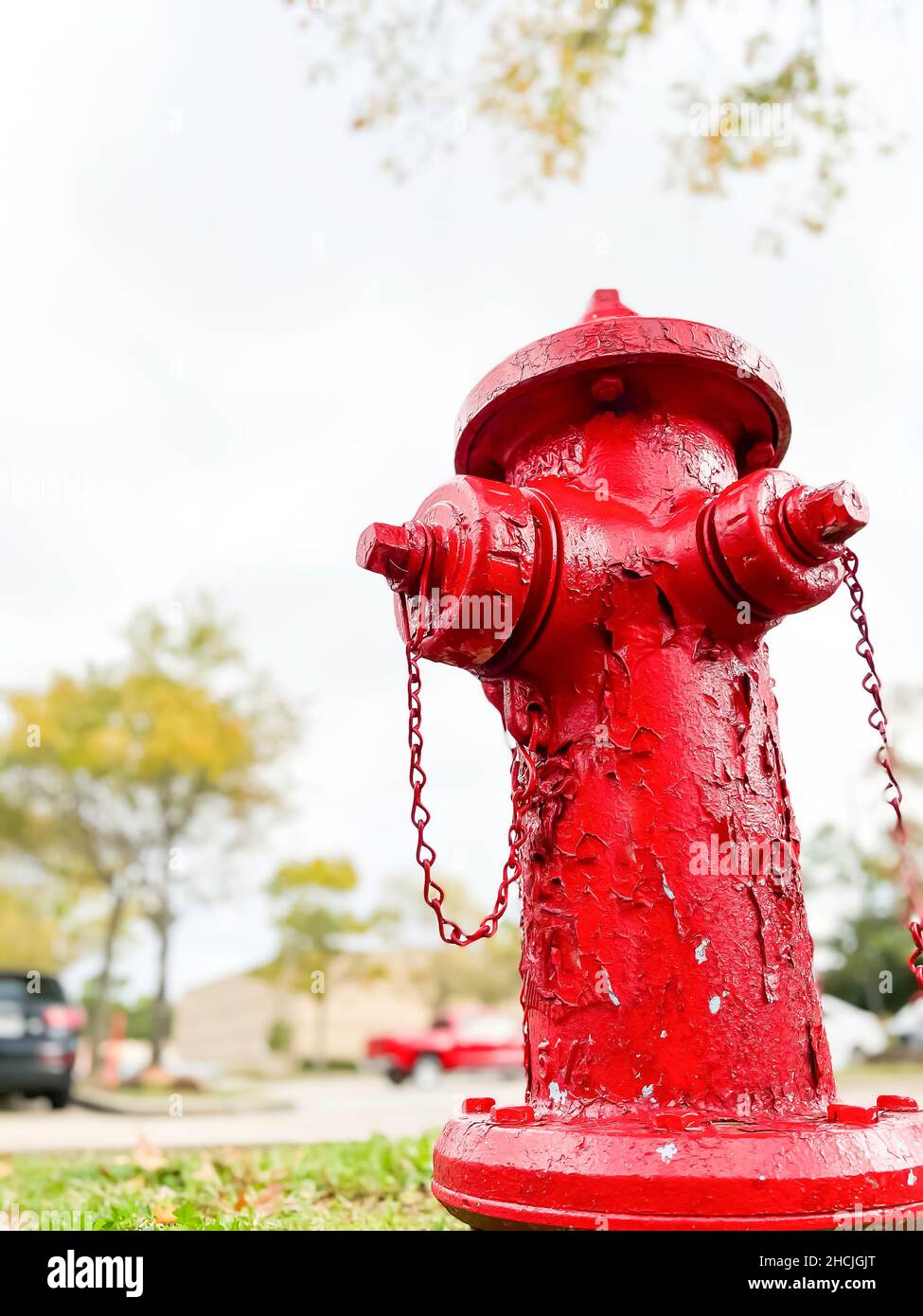 Da vicino al vecchio idrante con catena rotta a katy Texas, per emergenza , di colore rosso con Foto Stock