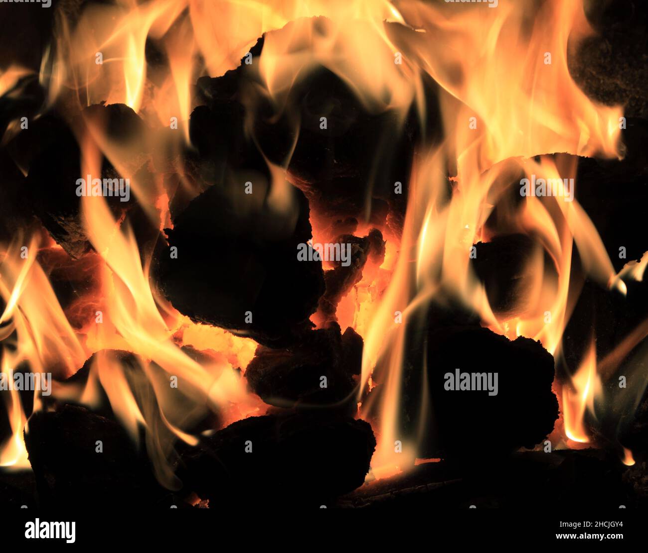Incendio di carbone, domestico, non fumabile, fumo, inquinamento atmosferico, fiamma, calore, calore Foto Stock