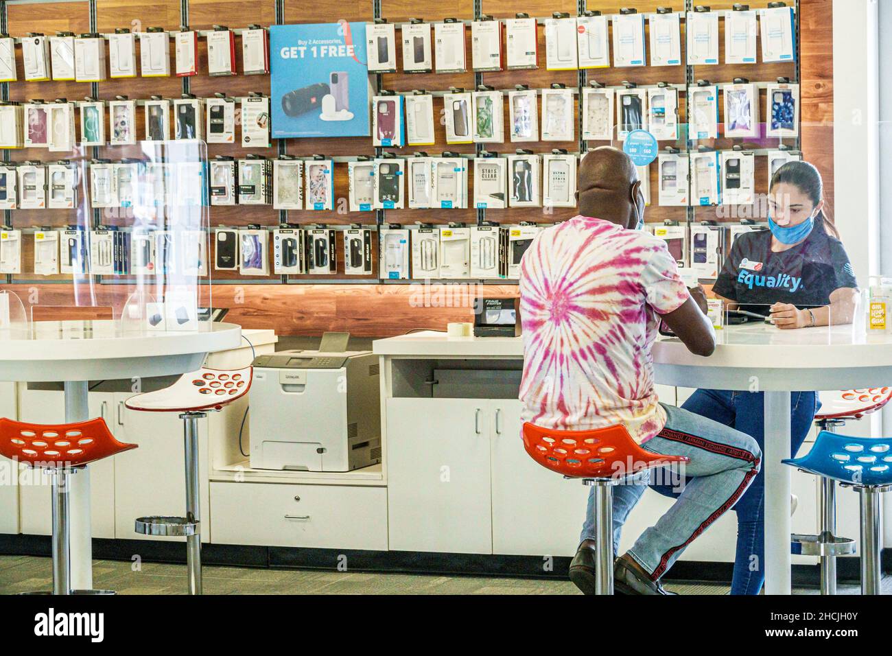 Miami Surfside Florida AT&T cellulare smartphone negozio all'interno interni dipendente rappresentante cliente Black man ispanica donna Foto Stock