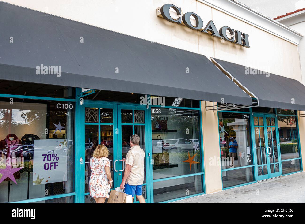 Vero Beach Florida Outlets outlet centro commerciale outlet negozio negozio shopping Coach pelletteria fuori ingresso esterno coppia uomo donna entrare shopping Foto Stock