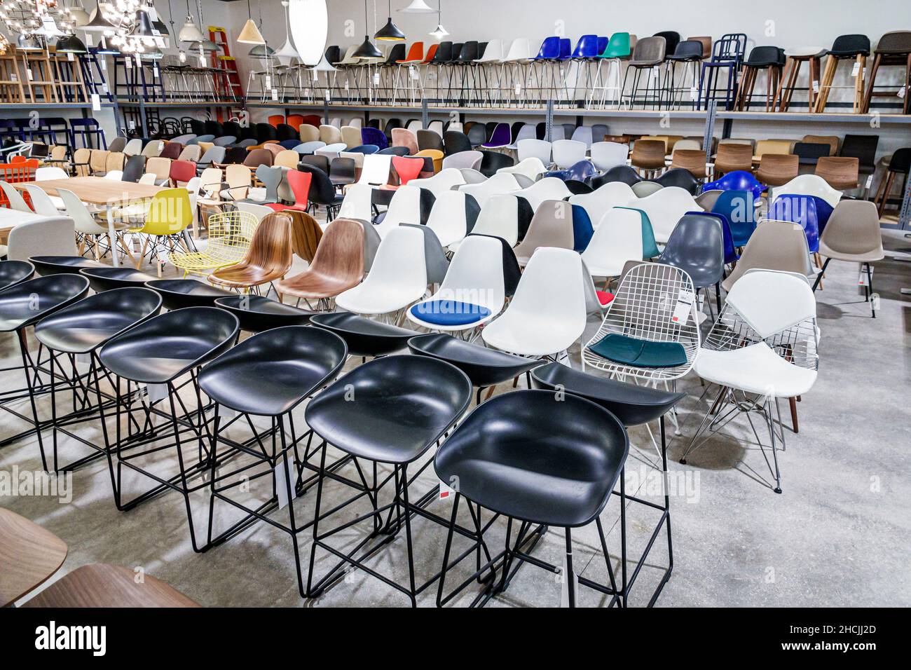 Vero Beach Florida Outlets outlet centro commerciale outlet negozio di fabbrica negozi di design all'interno di mobili a portata di mano interno showroom interno esporre sedie di vendita Foto Stock