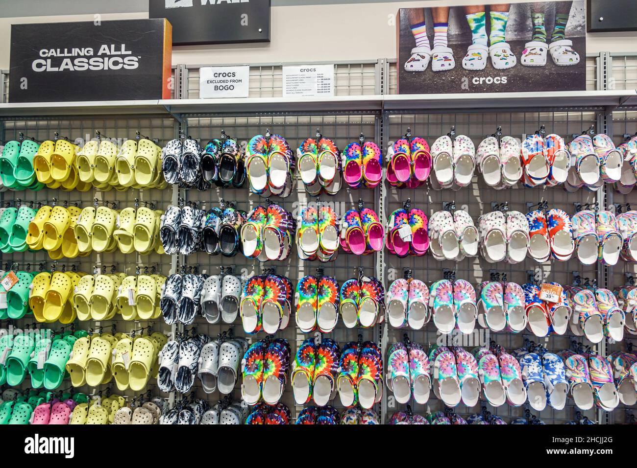 Vero Beach Florida Outlets outlet outlet centro commerciale negozio negozi  shopping rack Room Scarpe all'interno mostra vendita Crocs Foto stock -  Alamy