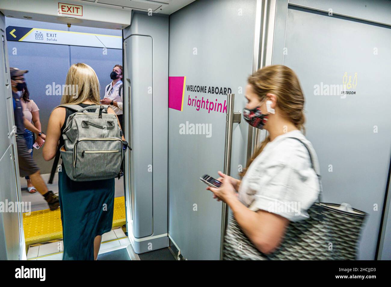 Fort ft. Lauderdale Florida Brightline stazione piattaforma passeggeri treno trasporto ferroviario servizio di trasporto di massa pullman di transito all'interno di piloti interni in arrivo Foto Stock