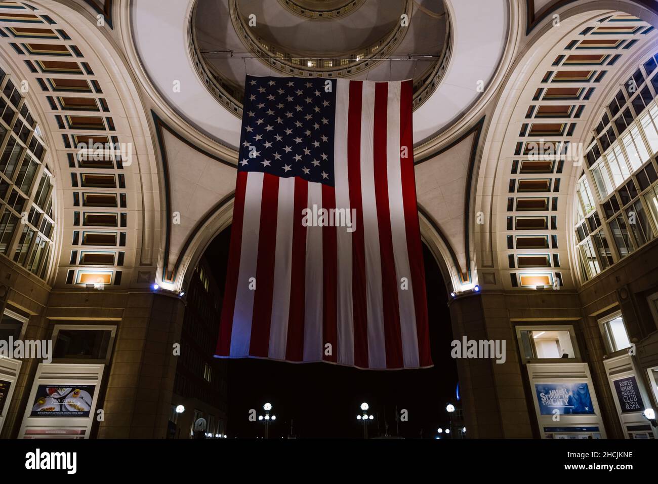 Boston, USA - 22 ottobre 2021: Bandiera americana appesa di notte al soffitto del porto di Boston, Massachusetts Foto Stock