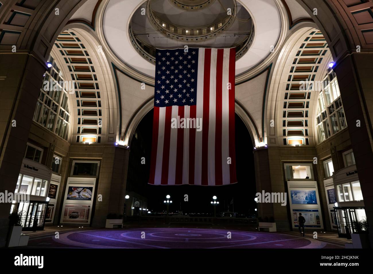 Boston, USA - 22 ottobre 2021: Bandiera americana appesa di notte al soffitto del porto di Boston, Massachusetts Foto Stock