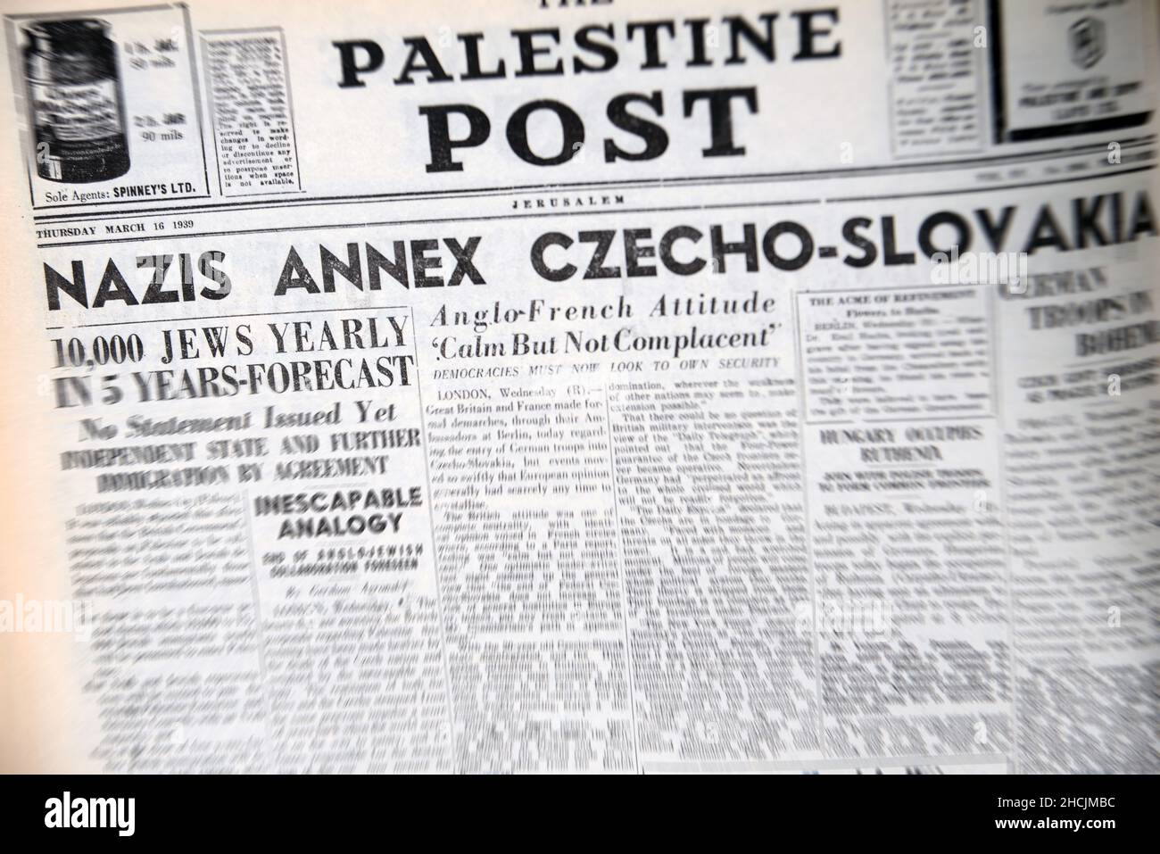 Titolo dal giornale israeliano che presenta un evento storico - l'annesso nazista Cecoslovacchia Foto Stock