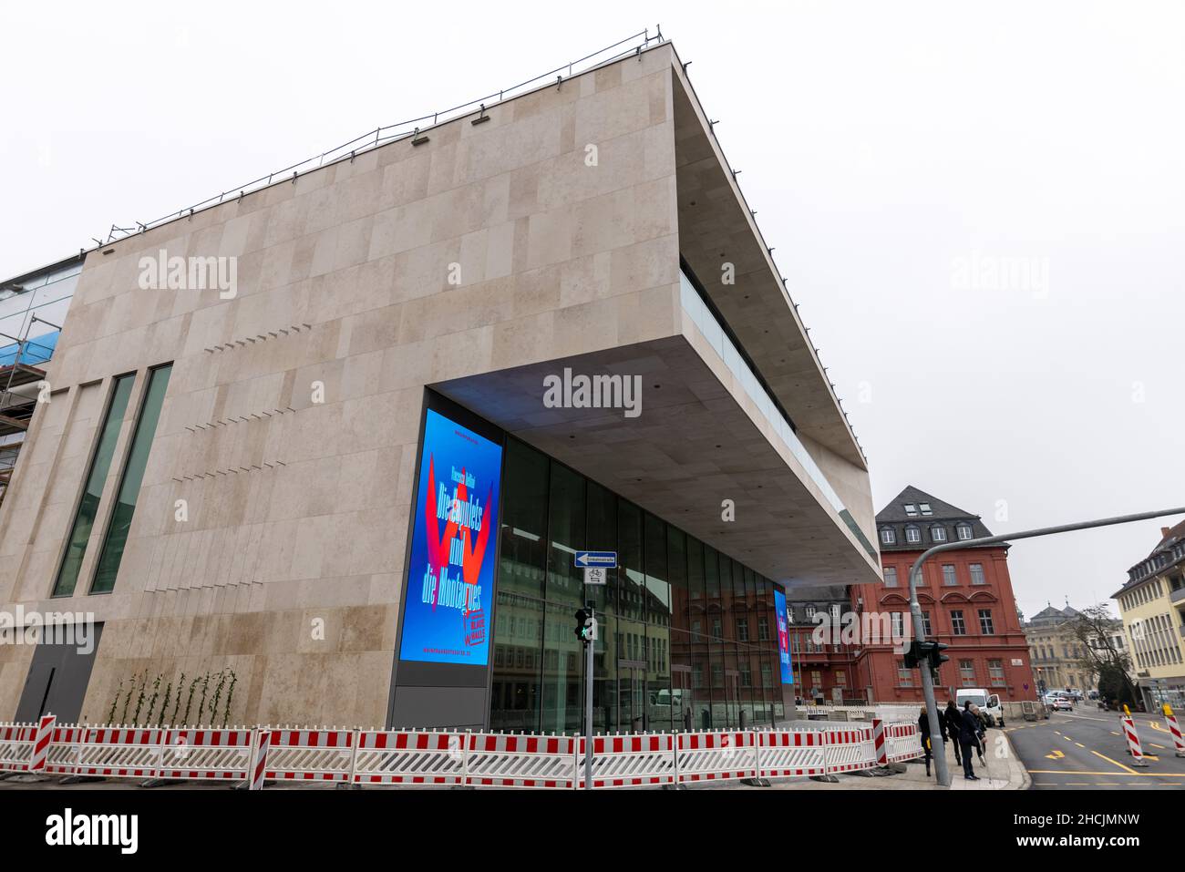 17 dicembre 2021, Baviera, Würzburg: Il Teatro Mainfranken. Il teatro è un importante cantiere edile. La casa, costruita nel 1966, è chiusa dall'estate 2020. E' stato completamente rinnovato. Inoltre, riceverà un nuovo piccolo locale. (Al dpa 'i siti di costruzione culturale in Baviera: Ritardi, dibattiti e un sacco di soldi') Foto: Daniel Karmann/dpa Foto Stock