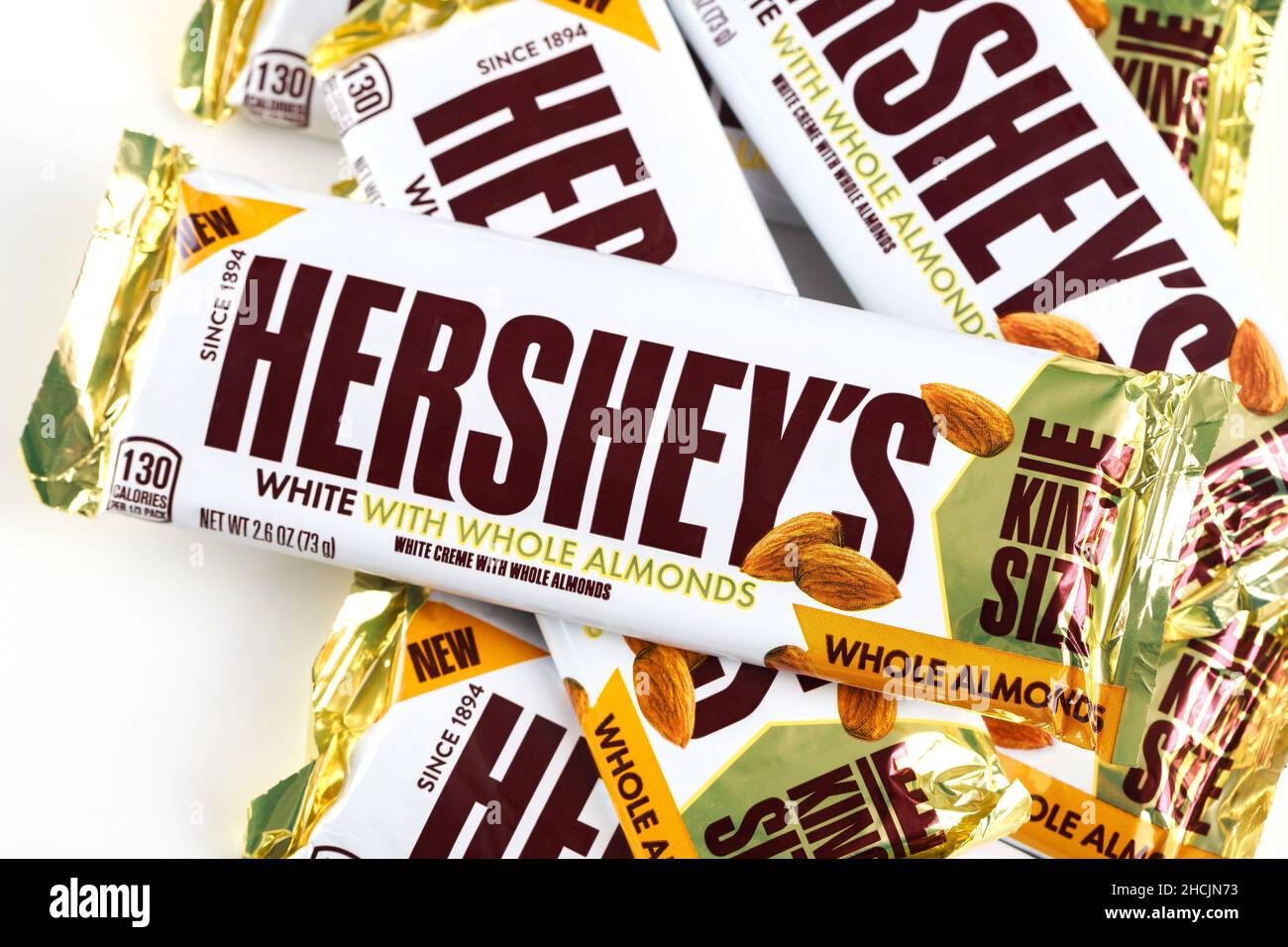 Maggio 4, 2021. New York, Stati Uniti. Le barrette di cioccolato King Size Hersheys con mandorle intere su sfondo bianco isolato. Foto Stock