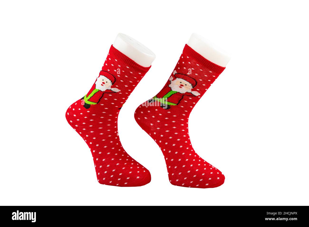 Calze in maglia rossa a motivi natalizi. Calze invernali calde di Natale con motivo di Capodanno su sfondo bianco. Dolce omaggio di benvenuto. Oppure Foto Stock
