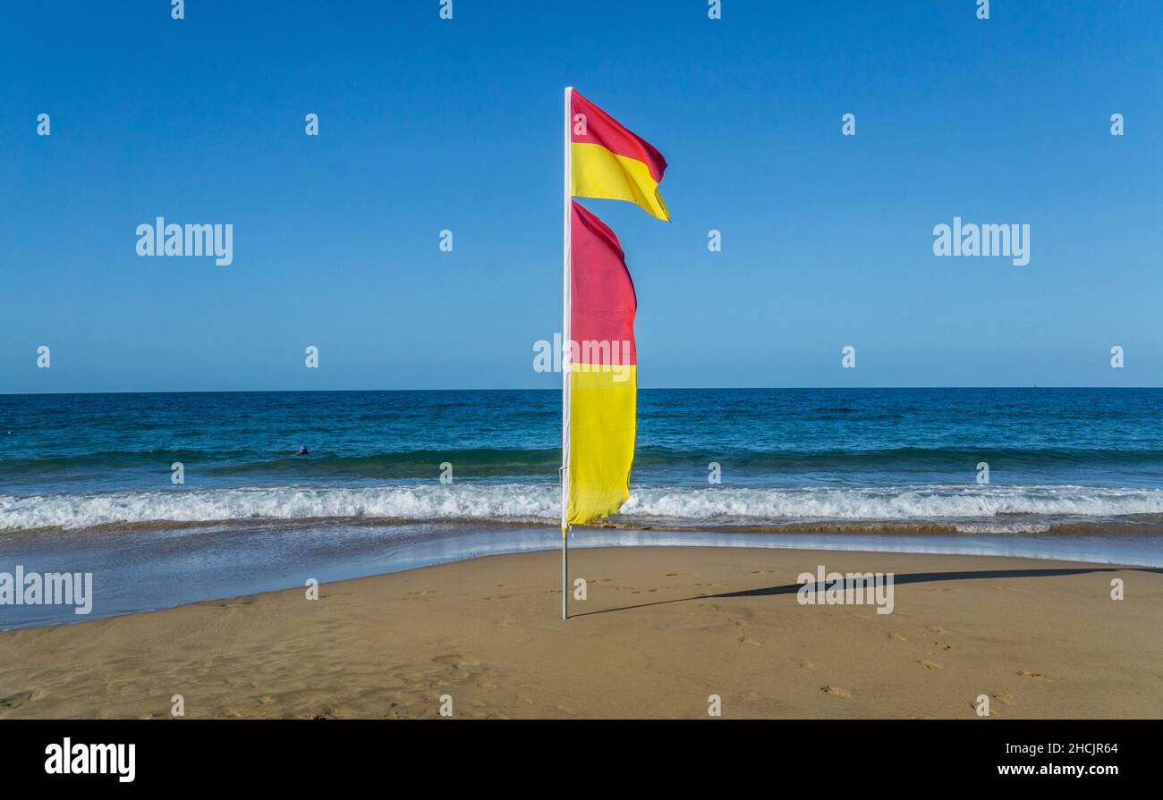 Bandiere Livesaver a Kellys Beach, Bargara, regione di Bundaberg, Queensland, Australia Foto Stock