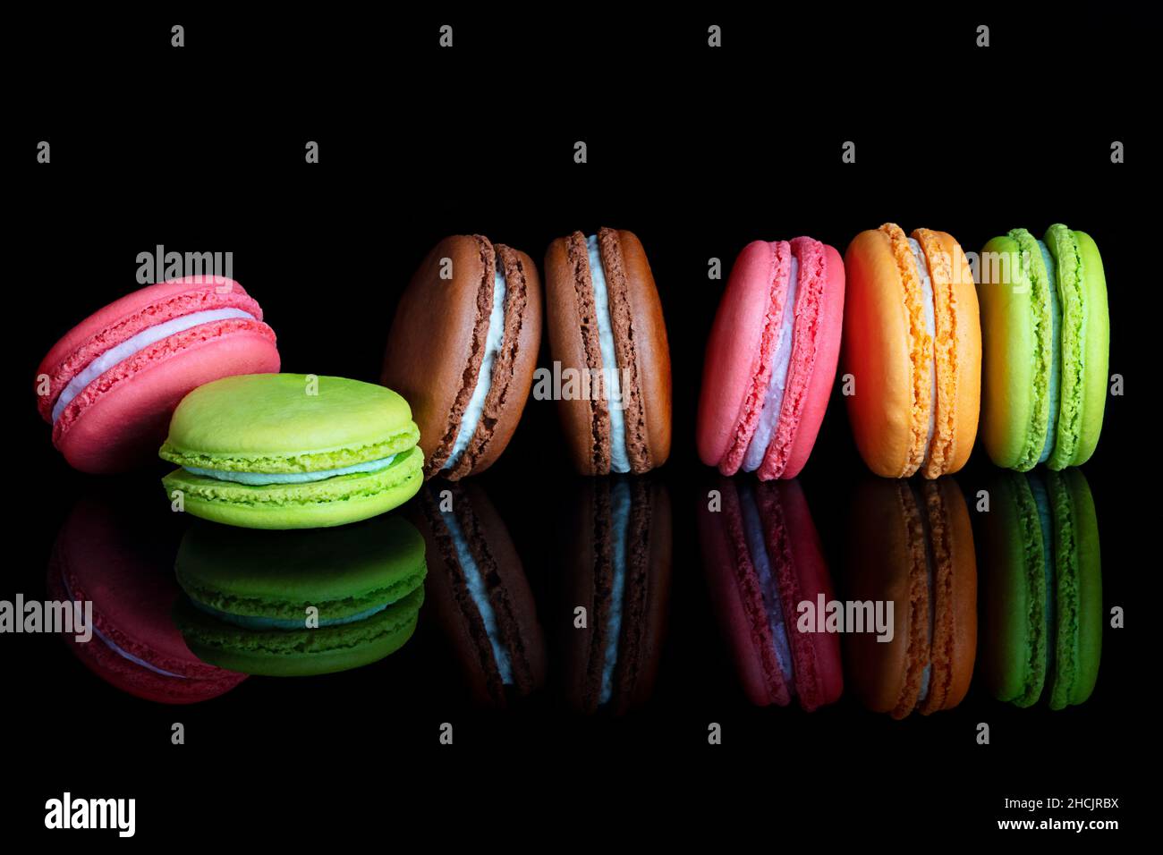 Macaroon francese su sfondo nero Foto Stock