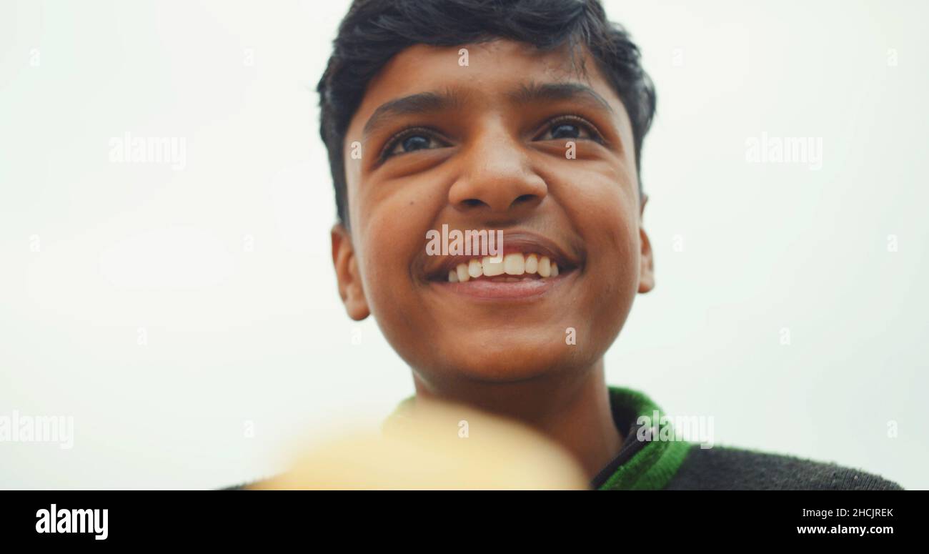 Ritratto di un giovane ragazzo indiano con un grande sorriso carino Foto Stock
