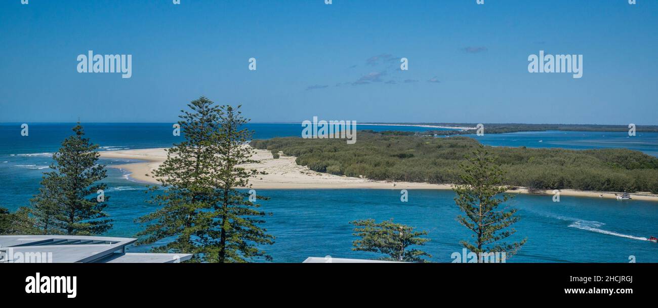 Sandspit alla punta settentrionale dell'isola di Bribie visto da Caloundra, Sunshine Coast Region, South East Queensland, Australia Foto Stock