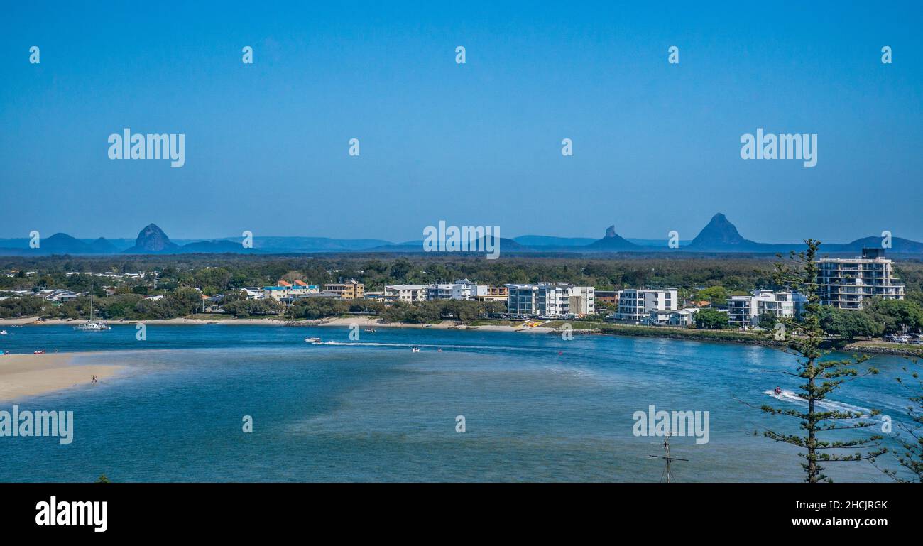 Vista del Pumicestone Passage, il sobborgo costiero di Golden Beach e la punta settentrionale di Bribie Island con Grass House Mountains sullo sfondo Foto Stock