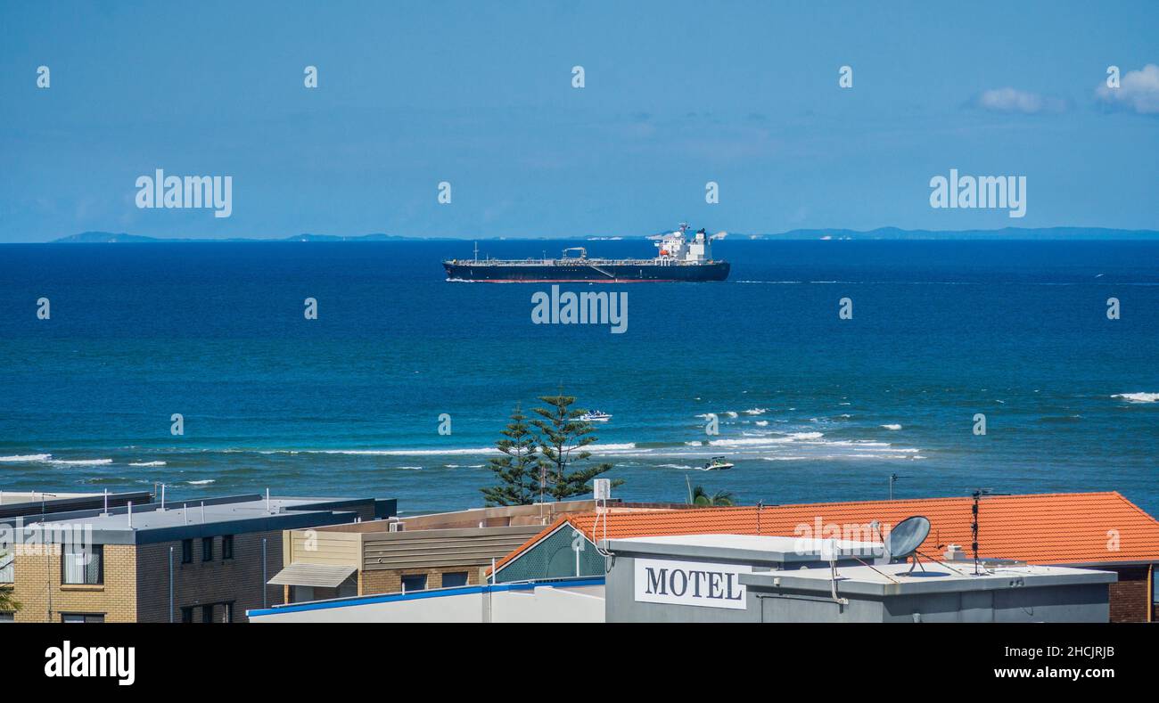 Nave petroliera diretta a nord che passa il lungomare di Caloundra, Caloundra, Sunshine Coast Region, South East Queensland, Australia Foto Stock