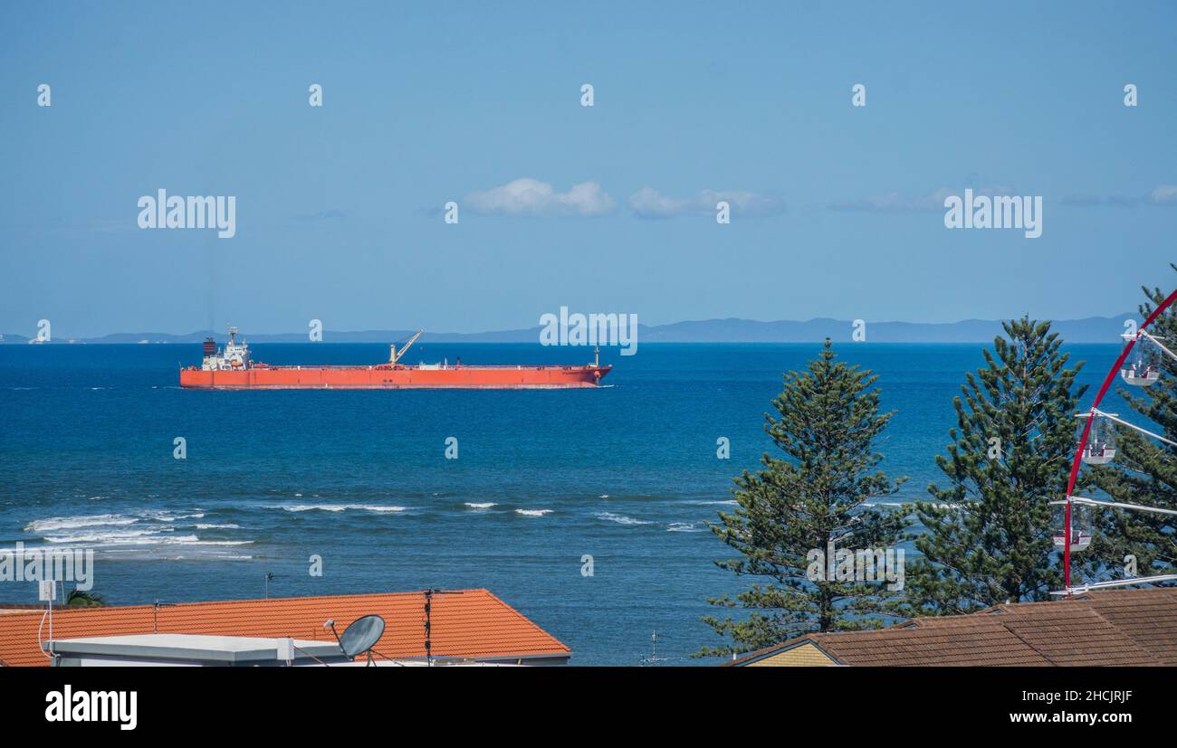 Petroliere greggio STAVANGER FALCON passando il lungomare di Caloundra, Caloundra, Sunshine Coast Region, South East Queensland, Australia Foto Stock